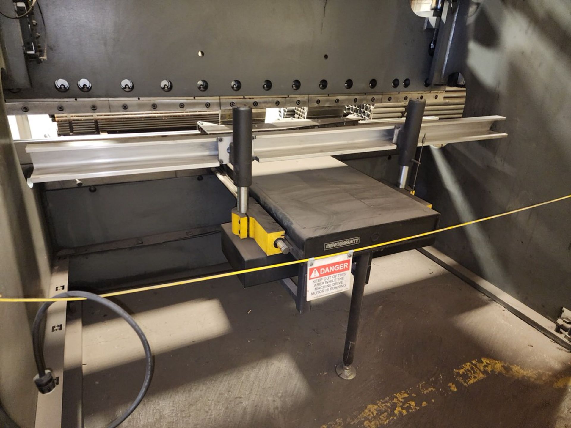 2014 Cincinnati 90 Ton x 10' CNC Press Brake w/ CNC Backgauge - Image 8 of 10
