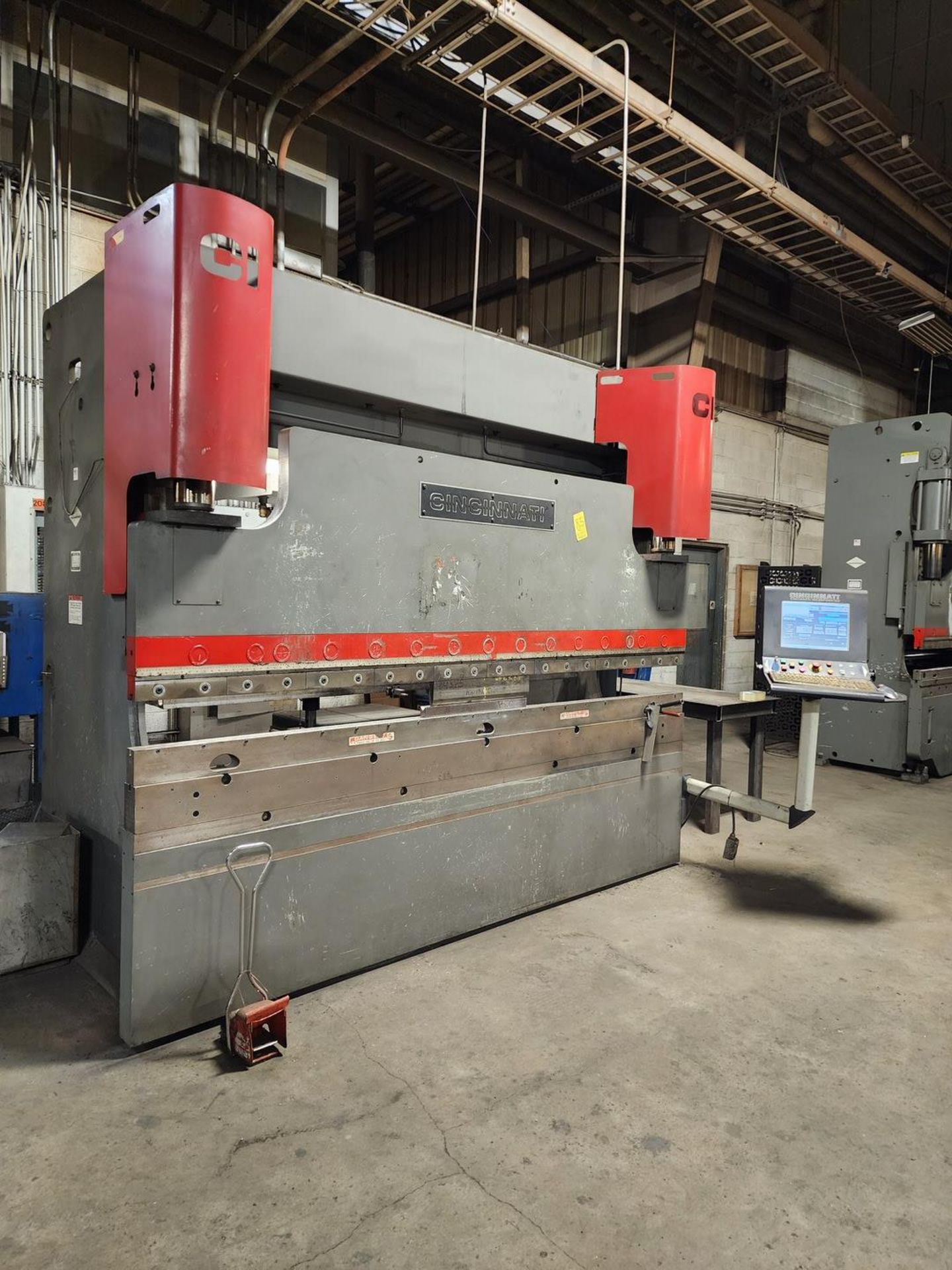 2014 Cincinnati 90 Ton x 10' Press Brake w/ CNC Backgauge - Image 3 of 10