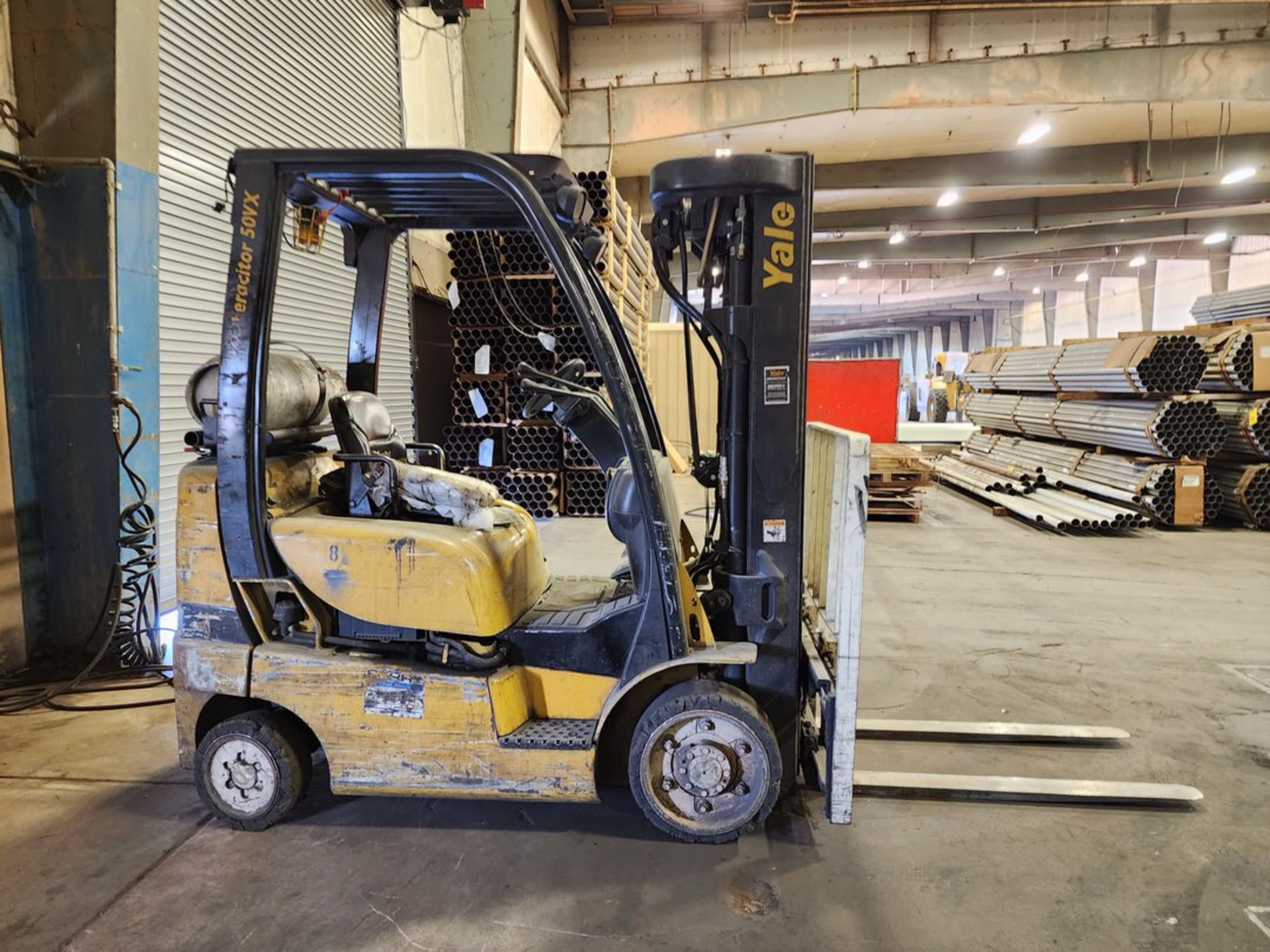 Yale GLC050VXNVSQ84 LP Forklift 4-Stage Mast, W/ 48" Forks, 240" Max Lift Ht., 4450lb Cap., 10, - Image 14 of 15