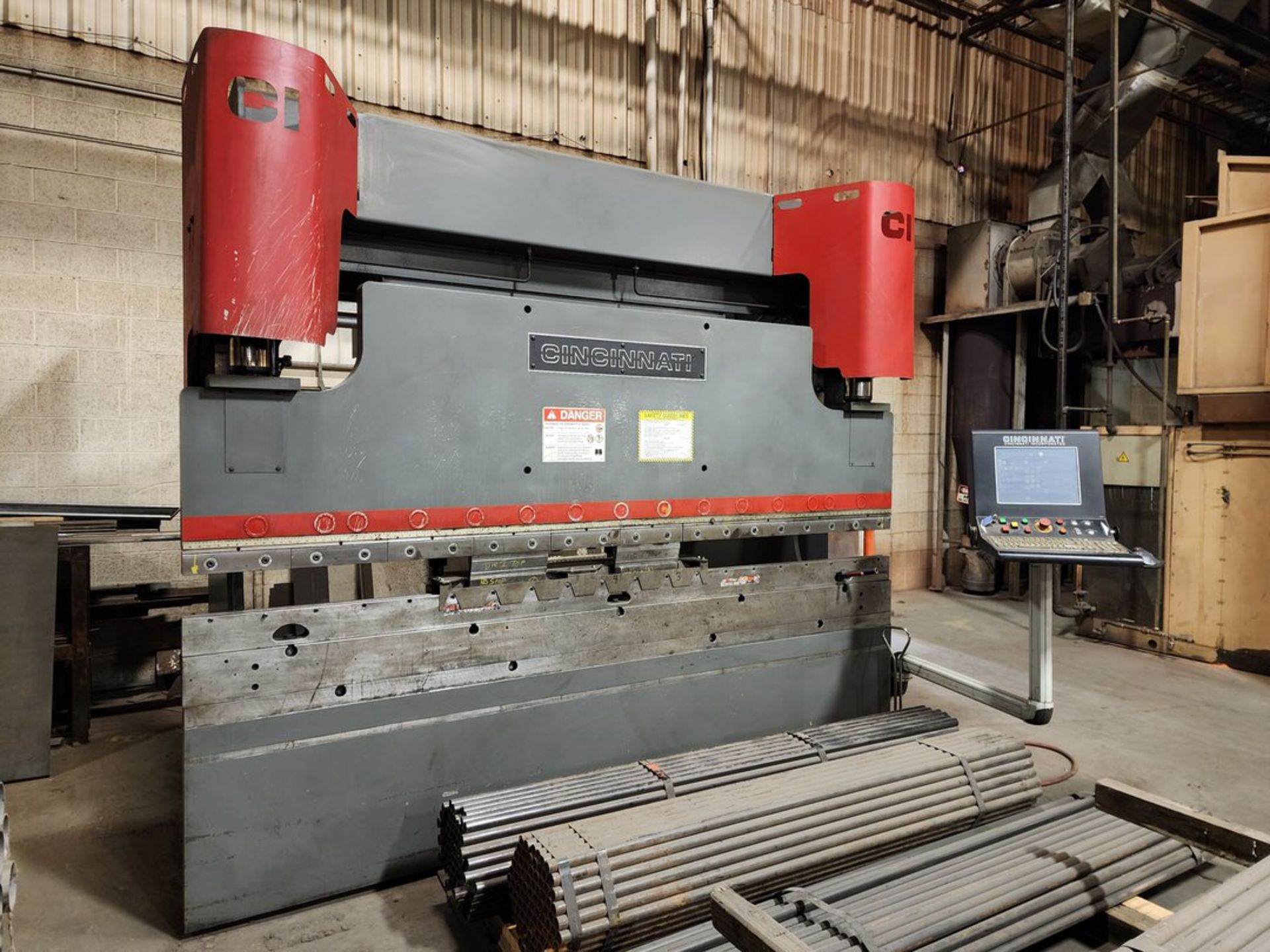 2014 Cincinnati 90 Ton x 10' CNC Press Brake w/ CNC Backgauge - Image 3 of 10