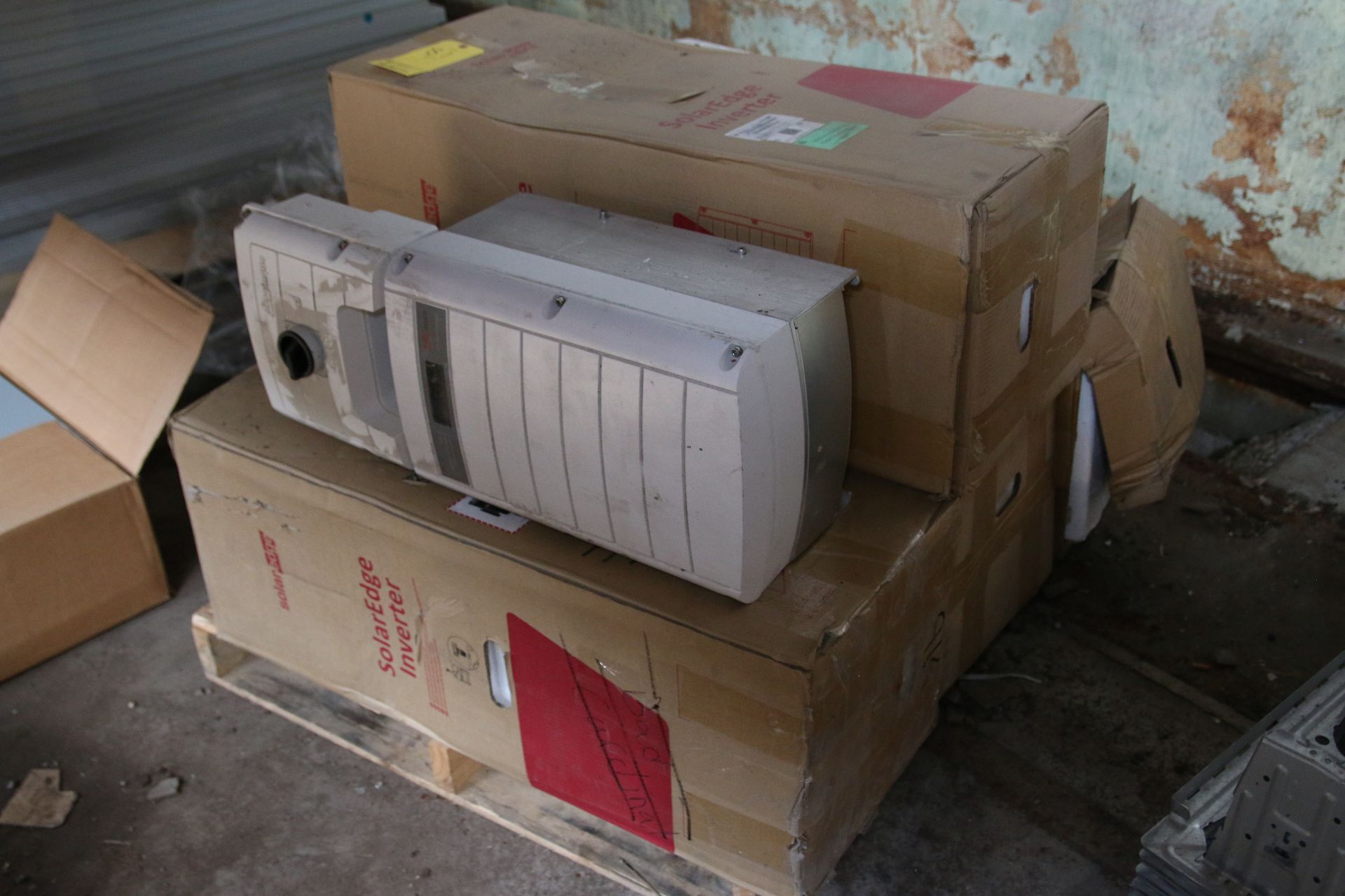 Pallet of (6) Solar Edge Inverters, Grid Support Utility Interactive Non-Isolated Photovoltaic Inver