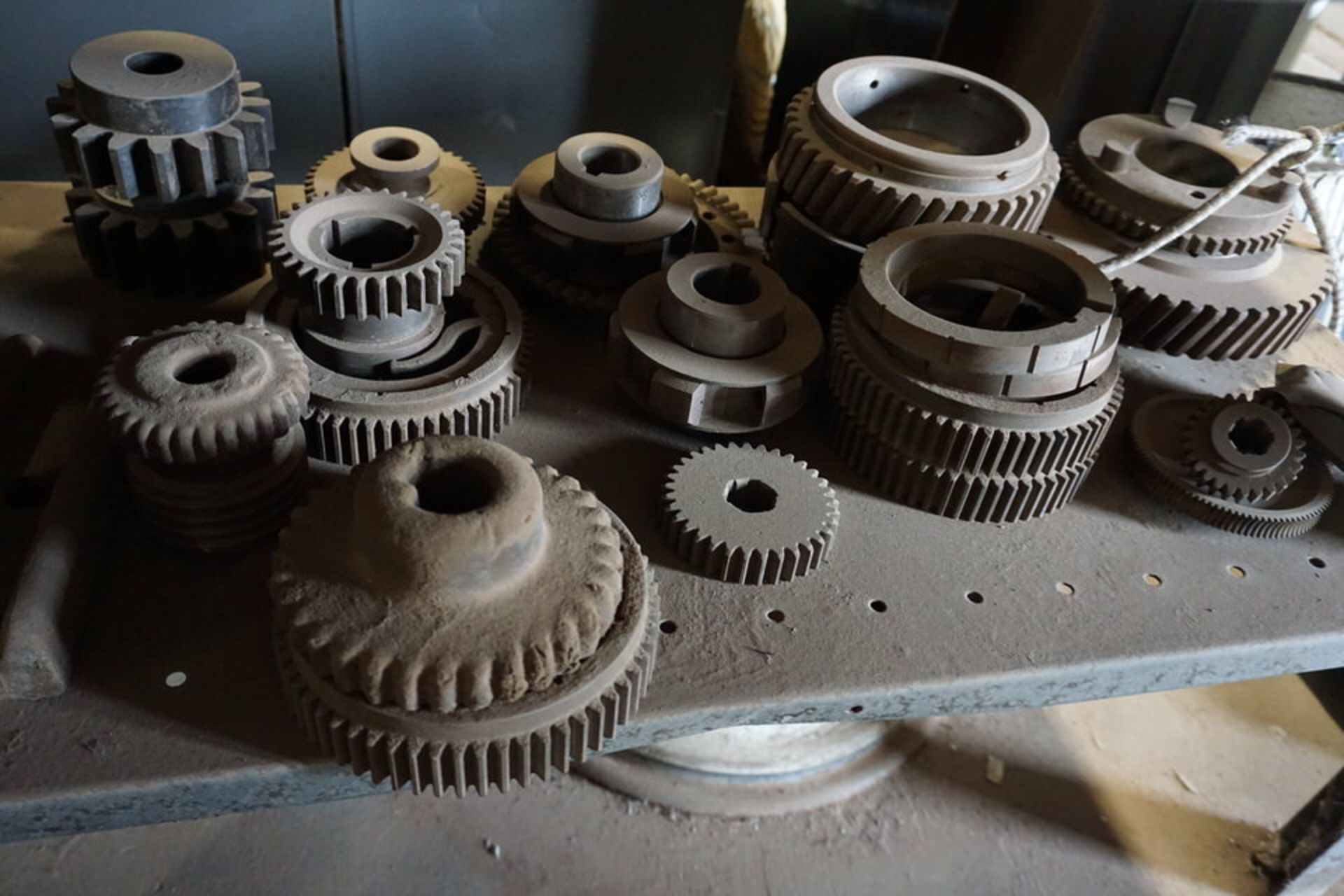 METAL SHELVES 18" X 36" X 72" W/ CONT:GEARS, CHUCK JAWS, MISC TOOLING - Image 7 of 8