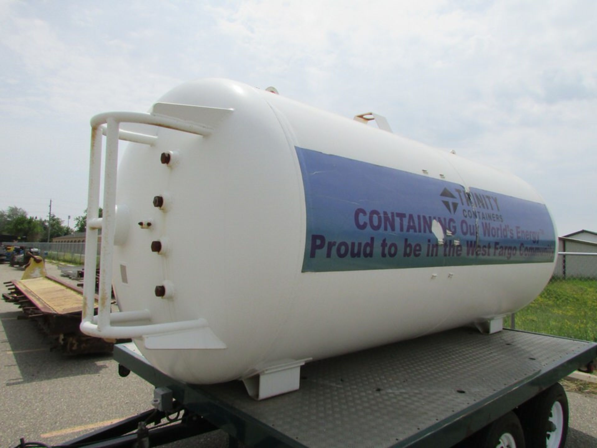 1999 Trinity Containers 3000 Gal Tank, 12'x6' Diameter. Loc. 420 Main Ave E, West Fargo, ND 58078 - Image 4 of 5