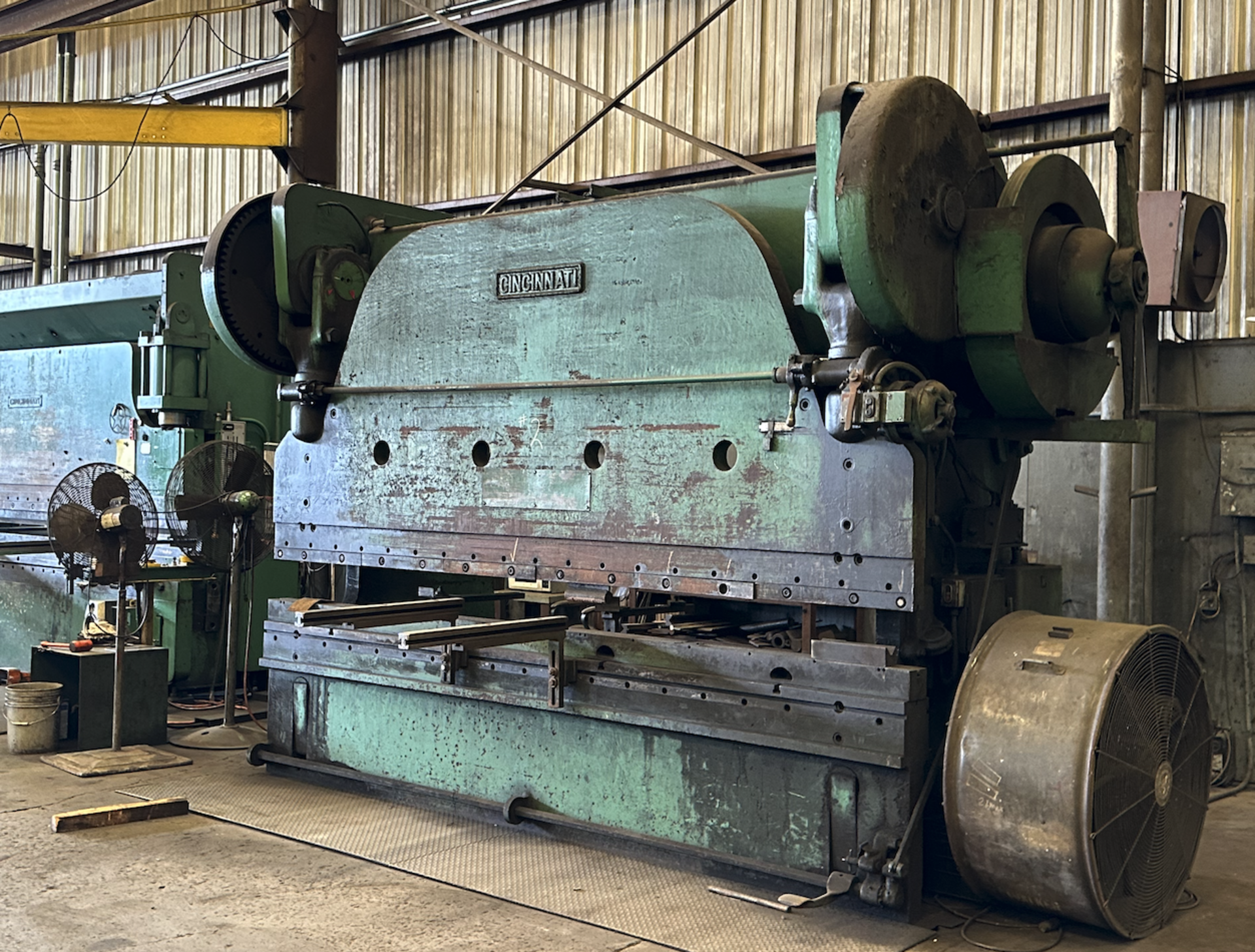 Cincinnati 400 Ton x 10' Press Brake Not Under Power, Needs New Clutch - Image 2 of 3