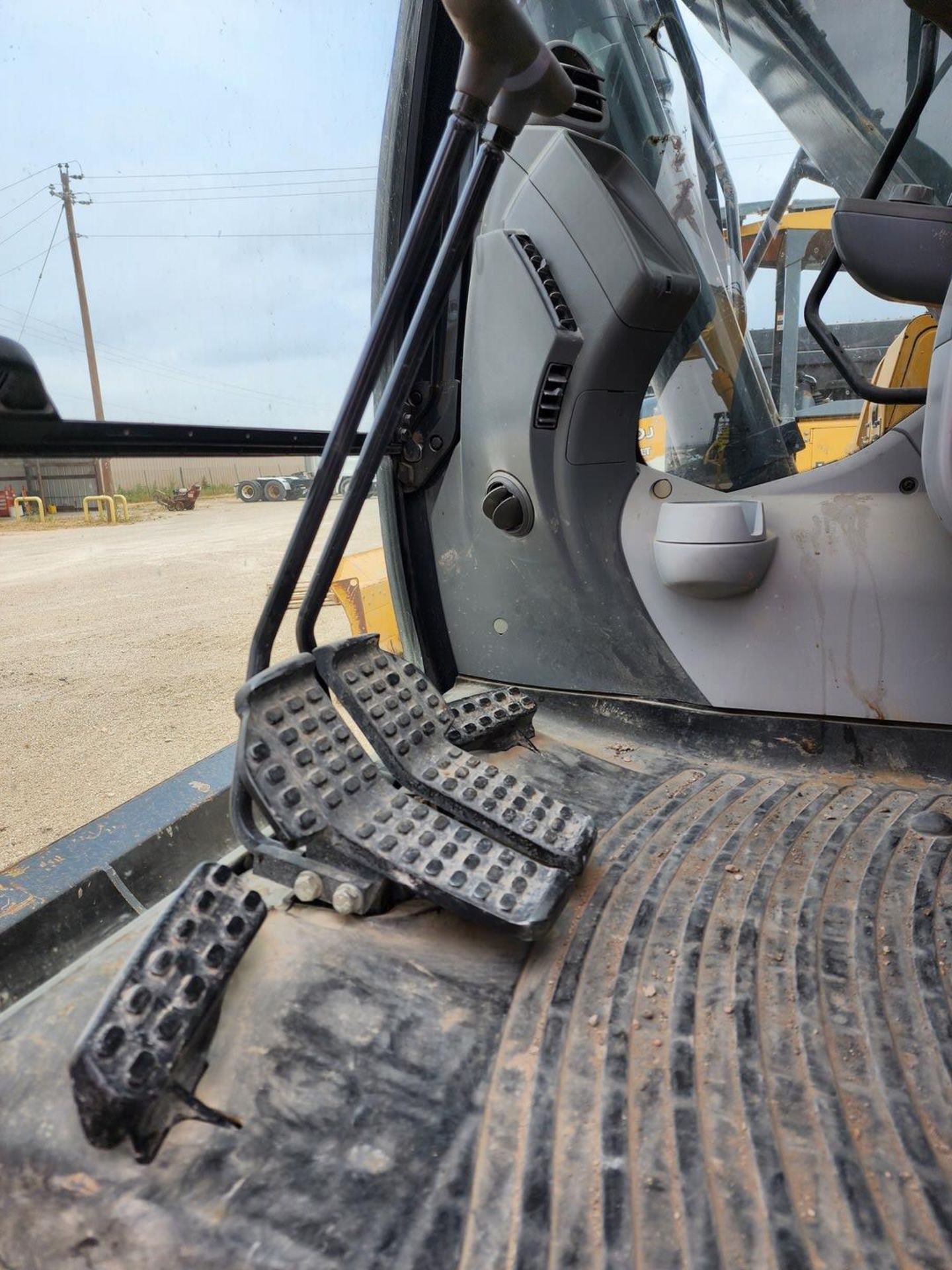 2017 John Deere 130G Excavator 102" Blade Attachment; W/ 17"W Bucket - Image 21 of 32