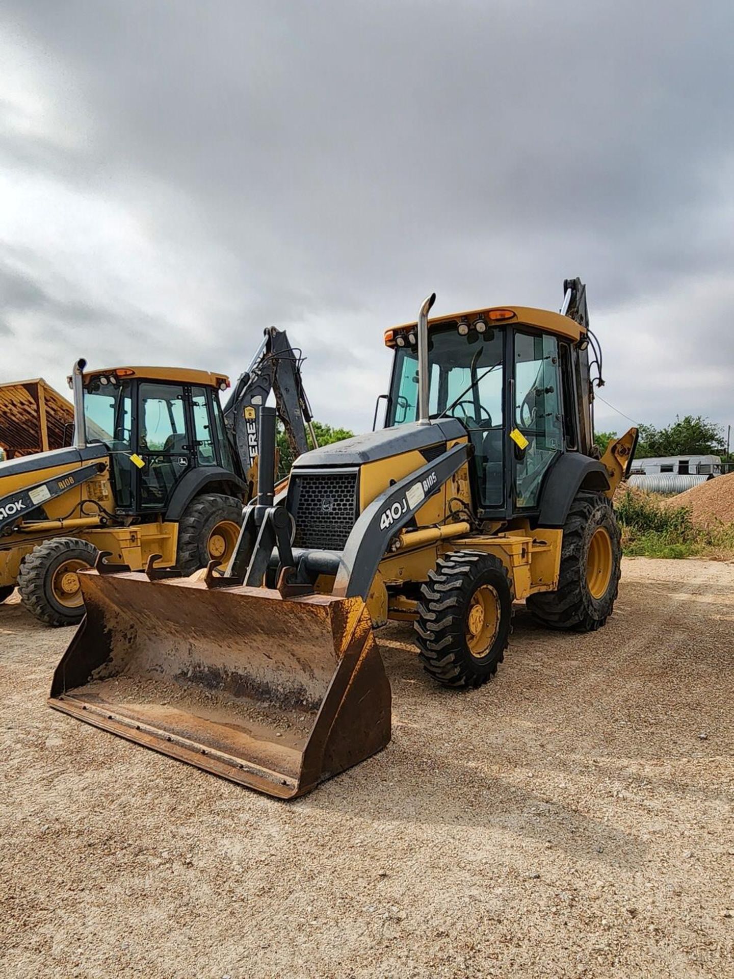 2007 John Deere 410J Backhoe Loader W/ 1.5 cu/yd Bucket & W/ Self Aligning Roller Bearing; Pin: - Image 2 of 24