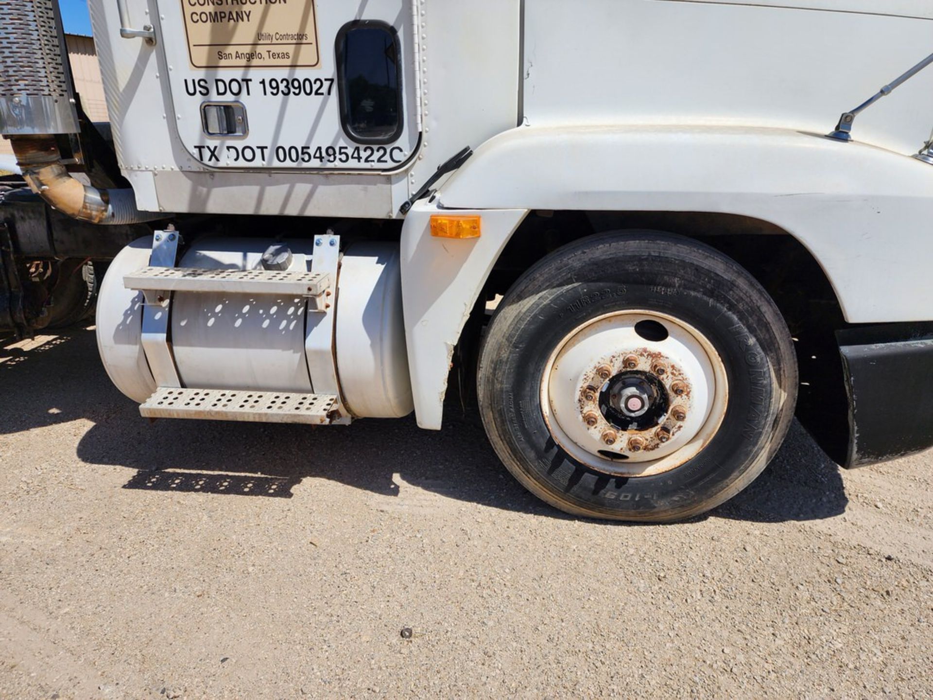 1994 Freightliner Tractor Trailer (Diesel) TX Plate: 1L5-3464; Vin: 1FUYDZYB4SH756624; W/ Detroit - Image 4 of 33