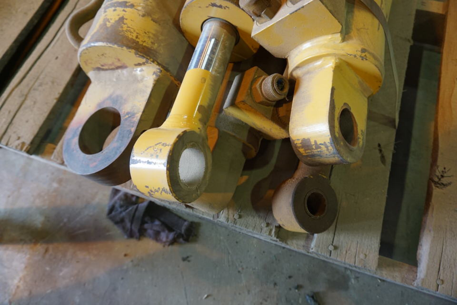 ASSORT HYDRAULIC CYLINDERS, FACING HEAD FOR BORING MILL 21" - Image 2 of 2