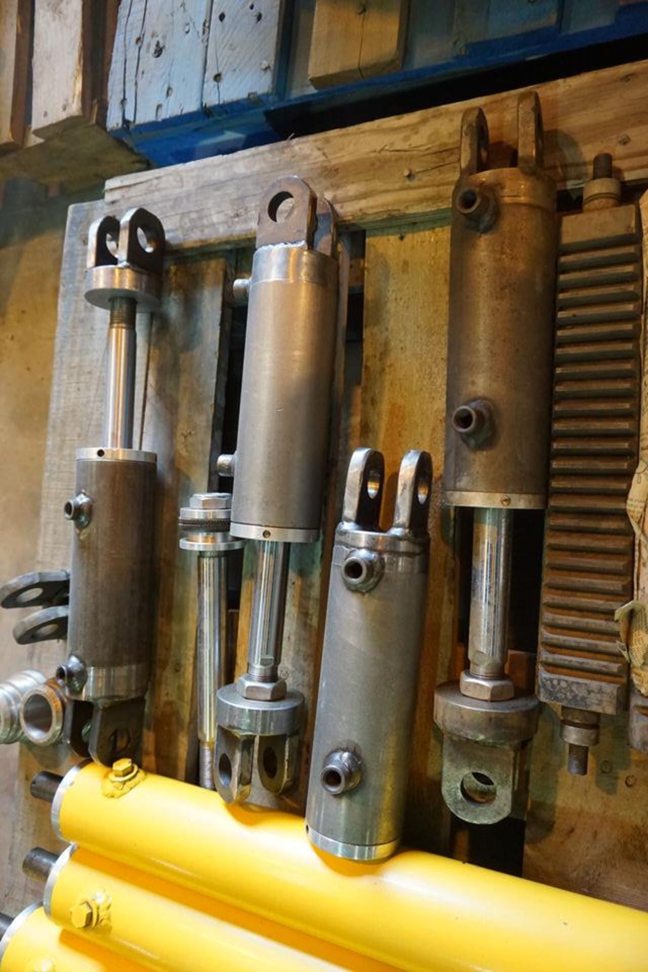 ASSORT HYDRAULIC CYLINDERS & GEARS - Image 2 of 5