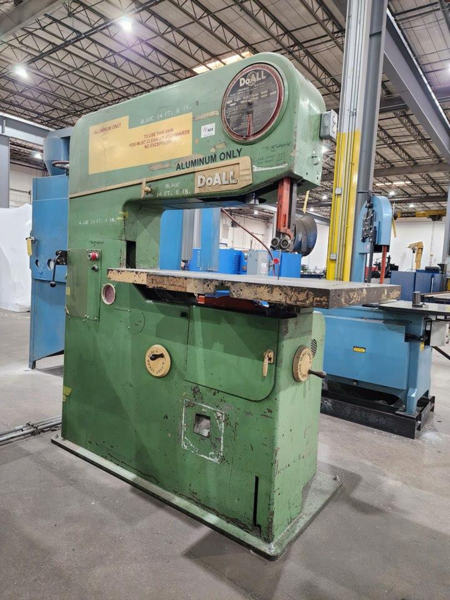 DoAll Z-36A 36" Vertical Bandsaw 440V, 3PH, 60HZ; (1) Table, 30" Dia; (1) Table, 20" x 17" - Image 3 of 17