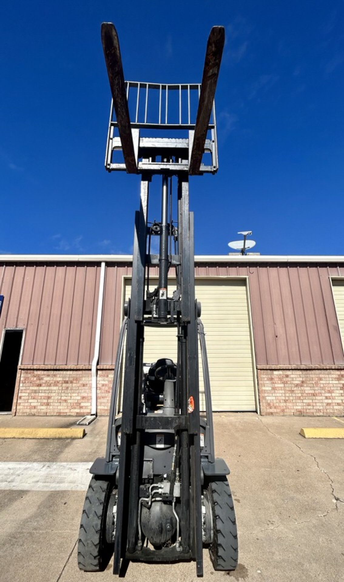 2017 Crown 5,000 lbs Forkift, 3 Stage Mast, Pneumatic Tires, Hours Shown: 576 - Image 6 of 12