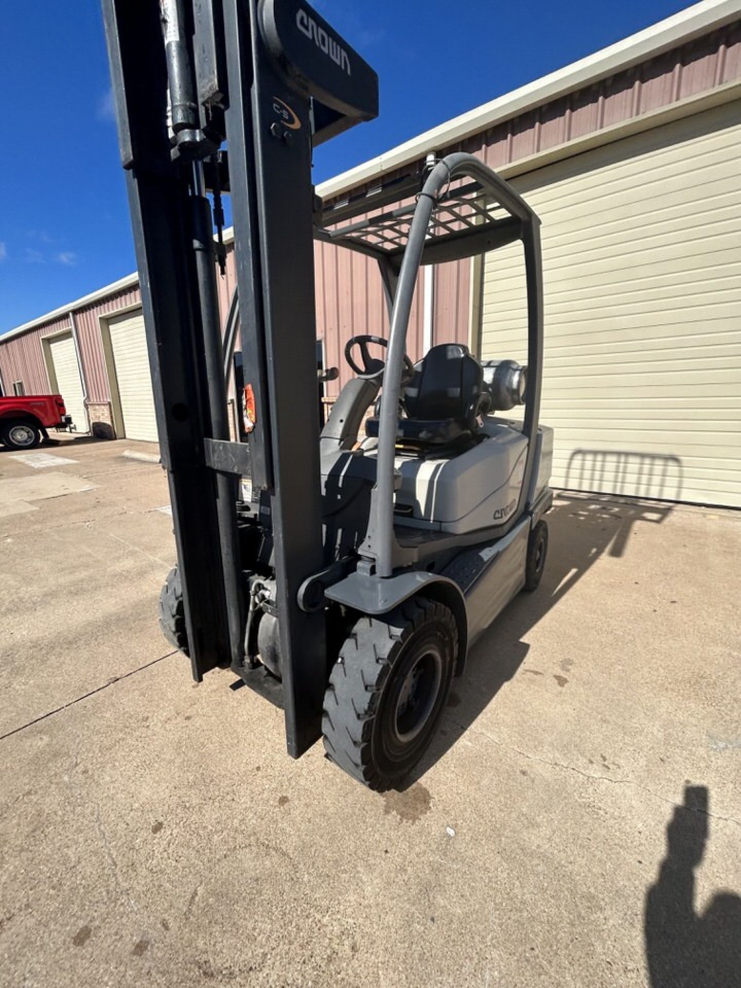 2017 Crown 5,000 lbs Forkift, 3 Stage Mast, Pneumatic Tires, Hours Shown: 576 - Image 5 of 12