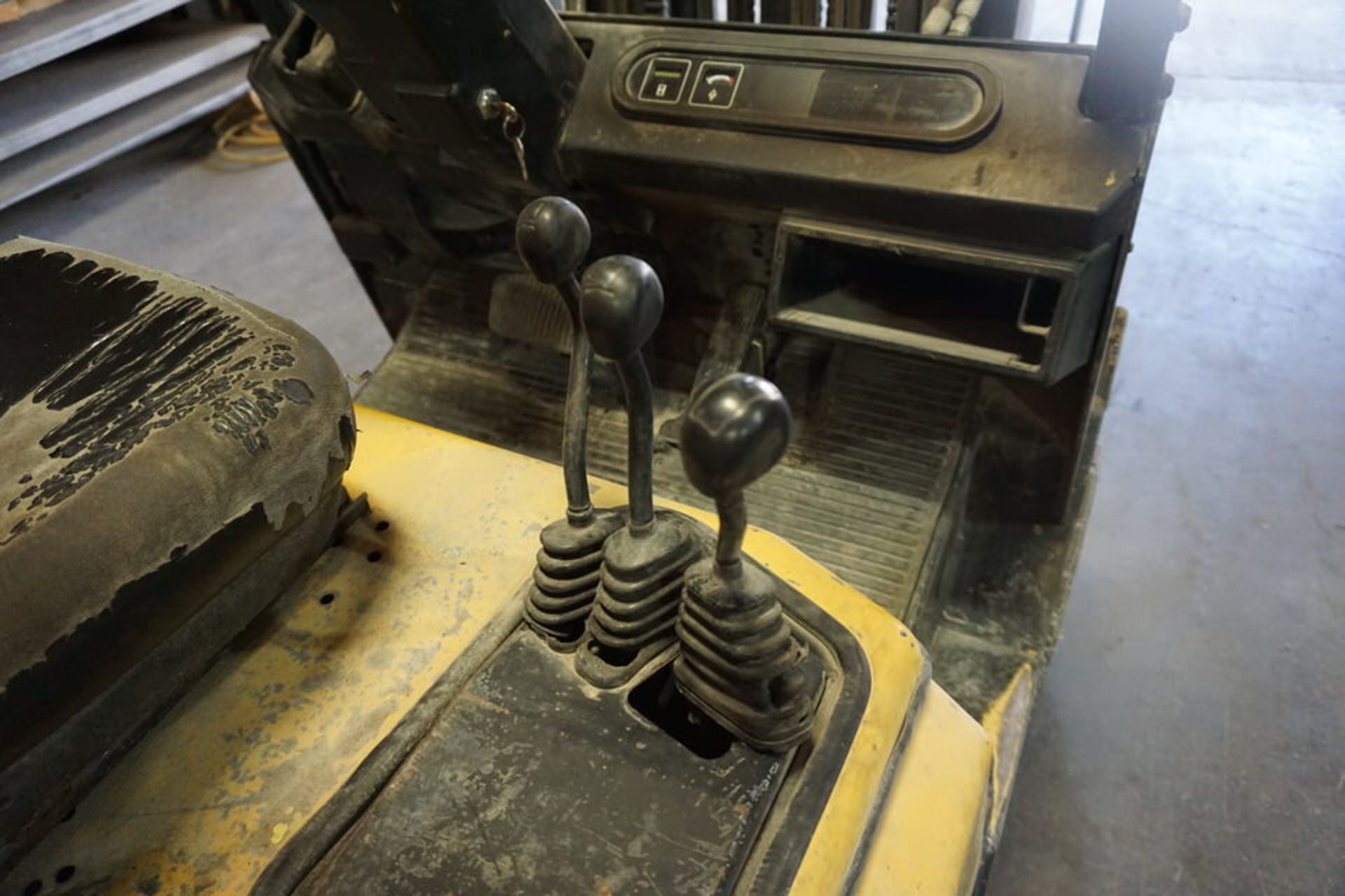 Yale Forklift, 5,450 lb Cap, LP, 187 Lft Ht, Side Shft, 5' Forks, 7,461 Hours Showing - Image 9 of 12