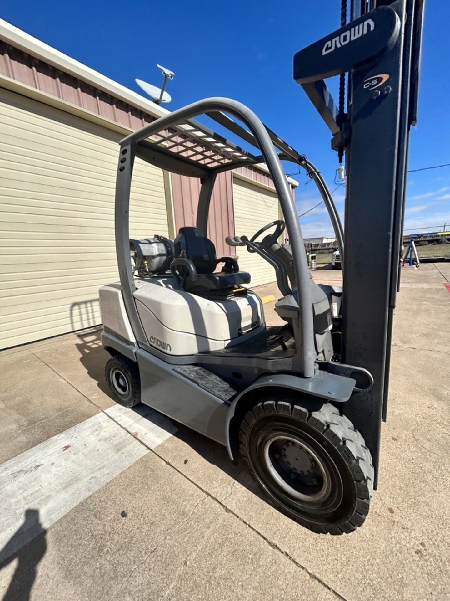 2017 Crown 5,000 lbs Forkift, 3 Stage Mast, Pneumatic Tires, Hours Shown: 576 - Image 3 of 12