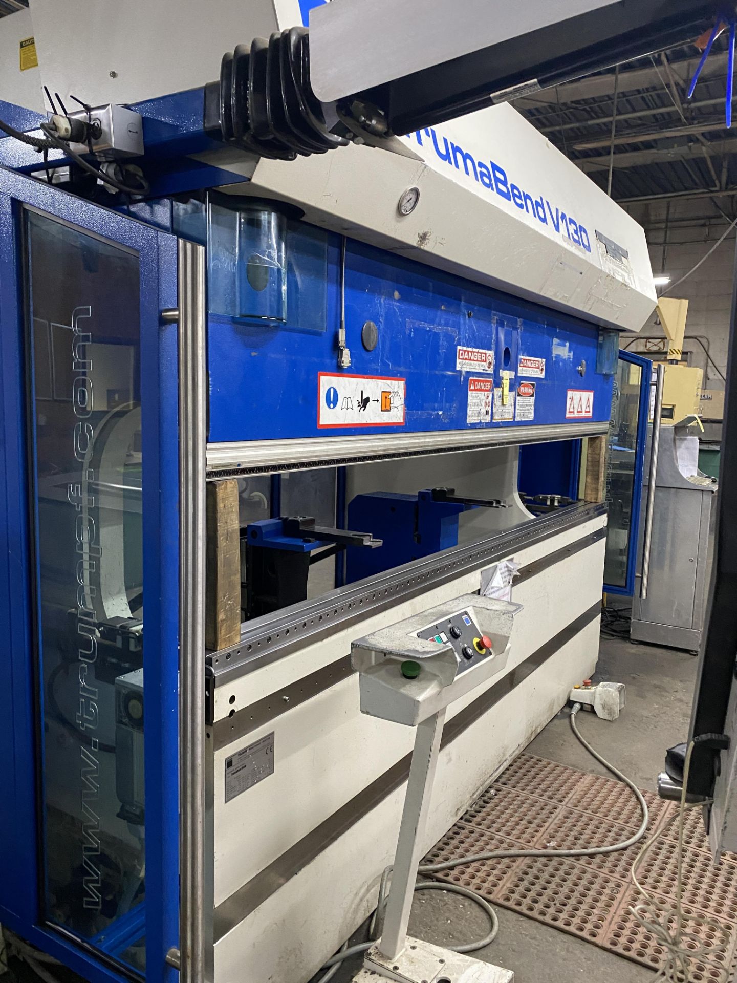 (1) 2004 Trumpf TrumaBend V130 Hydraulic Power Press Brake s/n B0104A0230, 143.26 Ton, 10?, 8.46 Max - Image 10 of 13