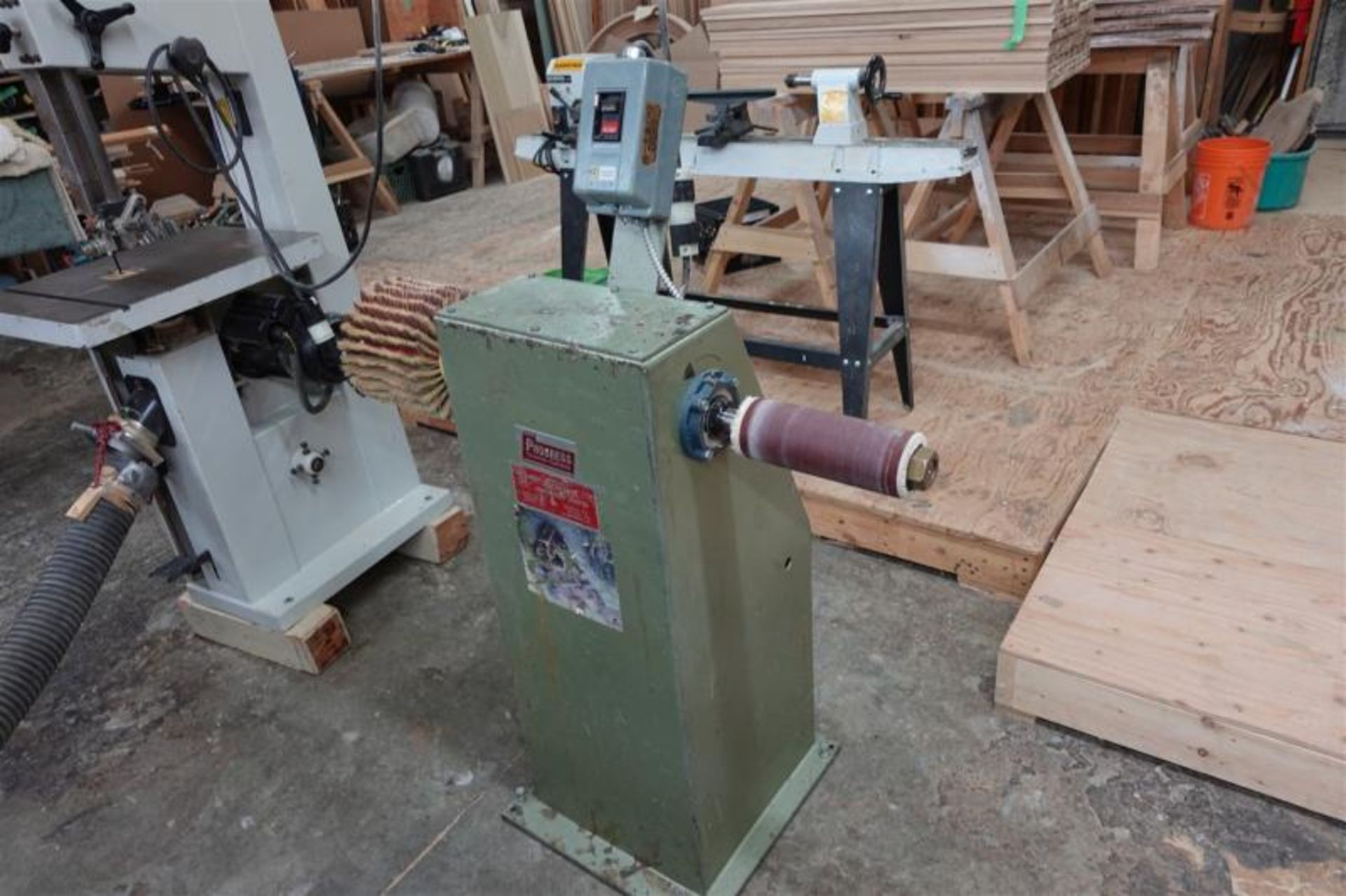 PROGRESS P-200 SPINDLE/BUFFING SANDER W/ASSORTED SANDING WHEELS - Image 2 of 3