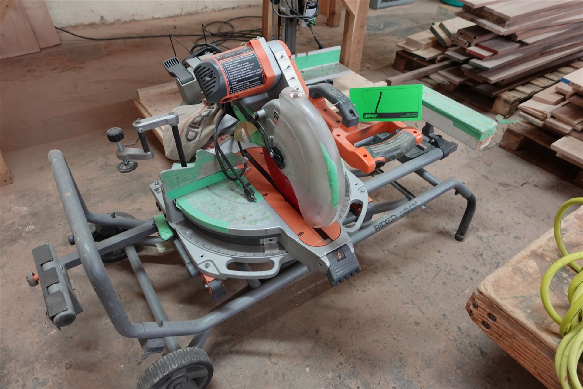 RIDGID 12 IN. COMPOUND SLIDING MITER SAW W/RIDGID MITER SAW STAND/CART