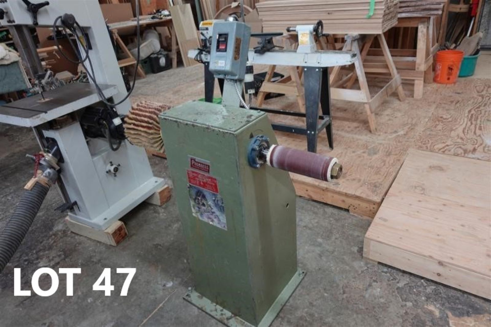 PROGRESS P-200 SPINDLE/BUFFING SANDER W/ASSORTED SANDING WHEELS