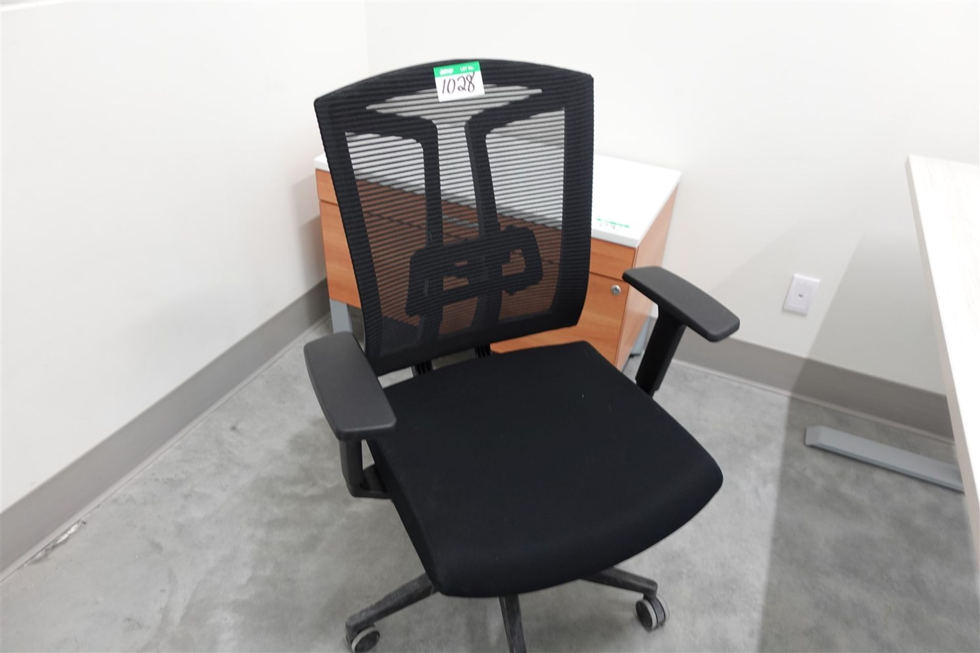 BLACK S/T OFFICE ARM CHAIR
