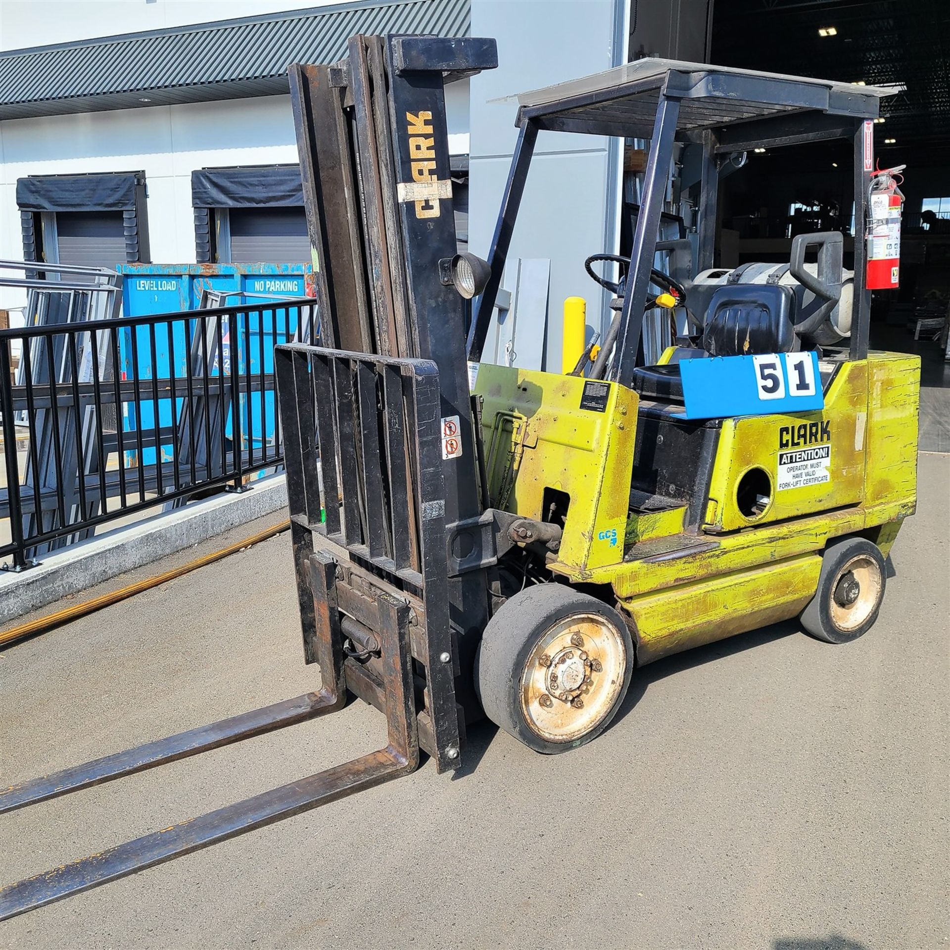 FORKLIFT - CLARK GCS25MB, 4150 LB. CAP., 188 IN. LIFT, 3 STG., SS, 48 IN. FORKS, PROPANE, HARD