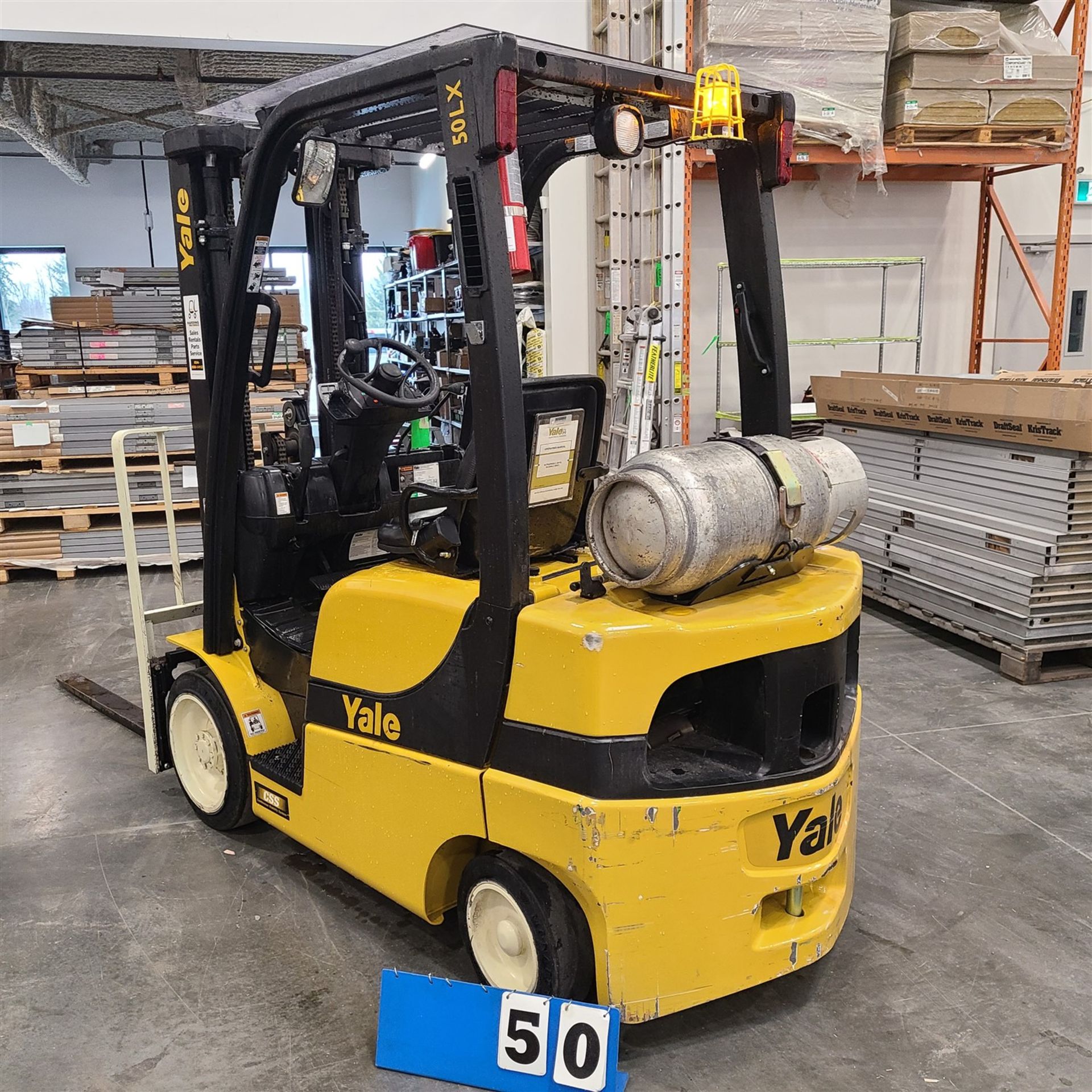 FORKLIFT - YALE GLC050LXNDAE087, 4800 LB. CAP., 188 IN. LIFT 3 STG., SIDE SHIFT, 60 IN. FORKS, - Image 4 of 13