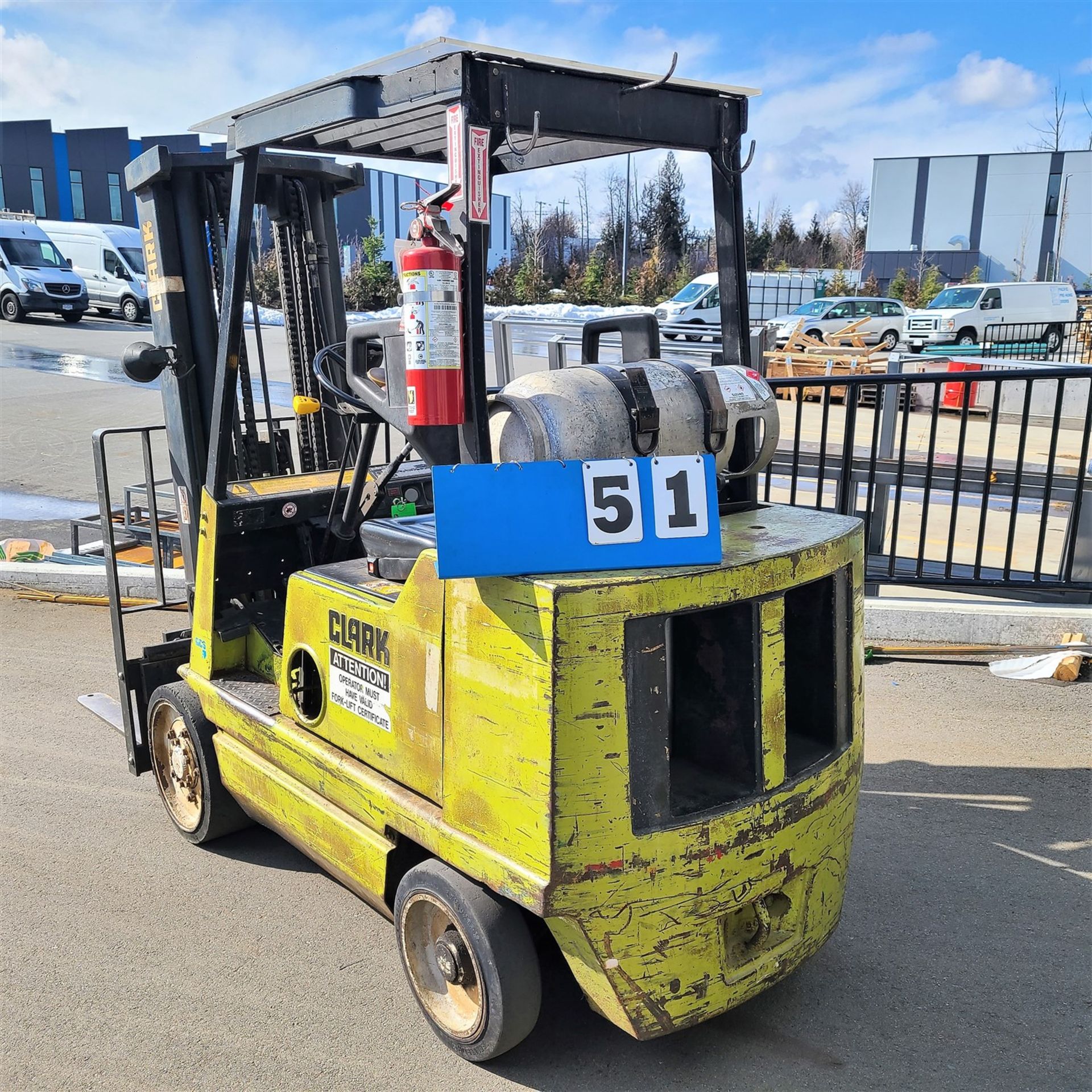 FORKLIFT - CLARK GCS25MB, 4150 LB. CAP., 188 IN. LIFT, 3 STG., SS, 48 IN. FORKS, PROPANE, HARD - Image 2 of 6