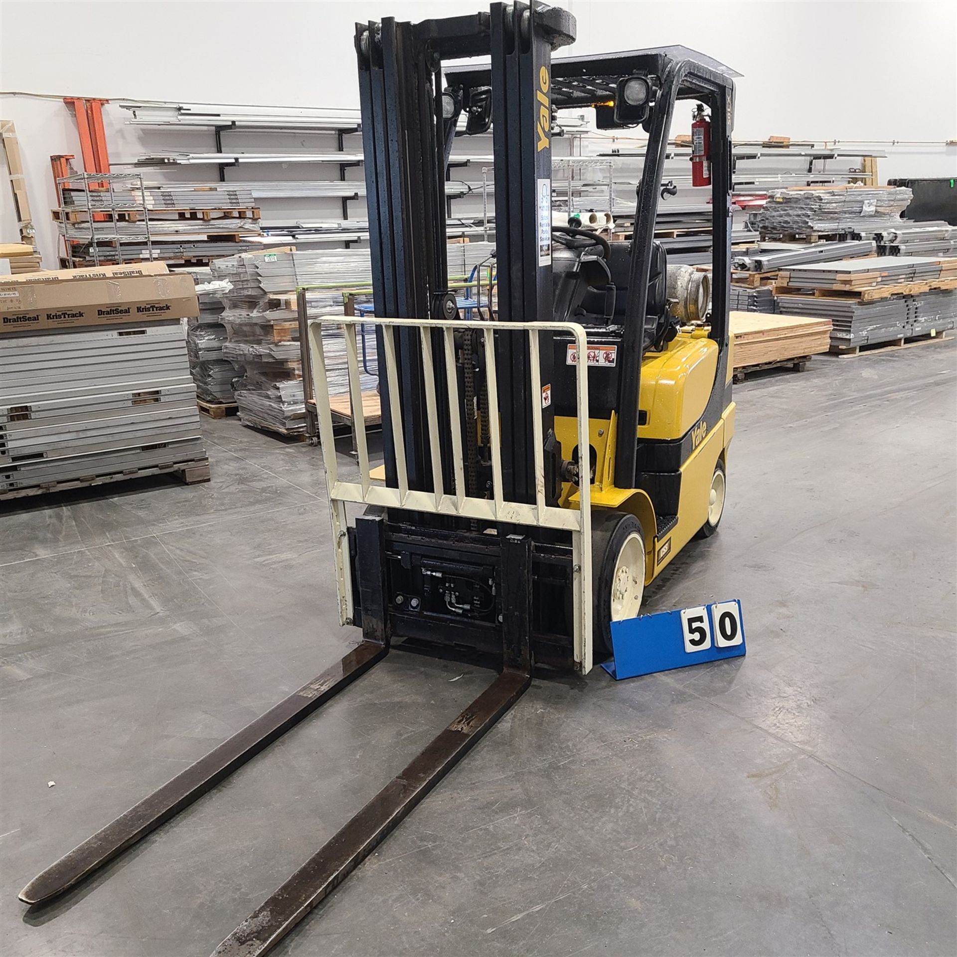 FORKLIFT - YALE GLC050LXNDAE087, 4800 LB. CAP., 188 IN. LIFT 3 STG., SIDE SHIFT, 60 IN. FORKS,