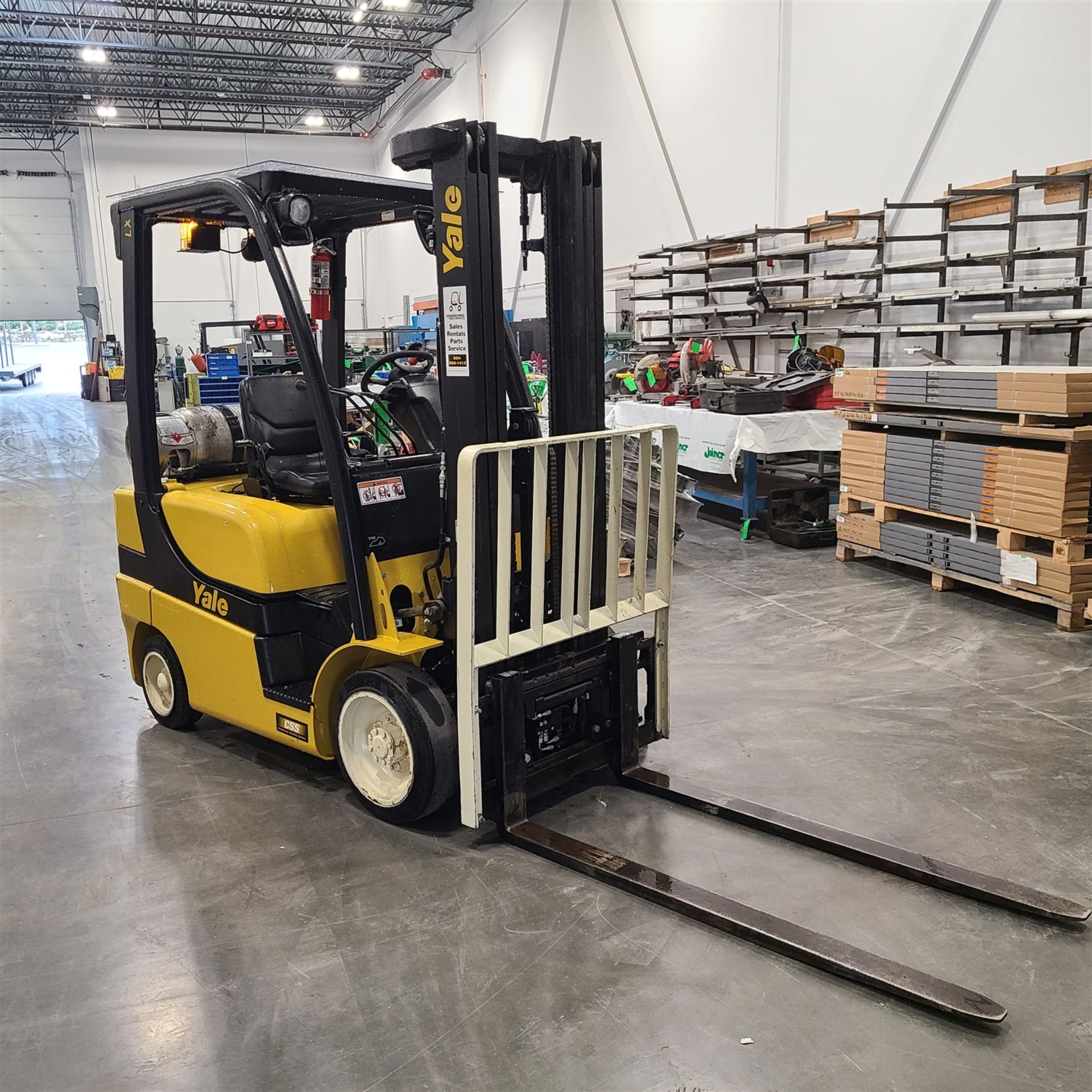 FORKLIFT - YALE GLC050LXNDAE087, 4800 LB. CAP., 188 IN. LIFT 3 STG., SIDE SHIFT, 60 IN. FORKS, - Image 2 of 13