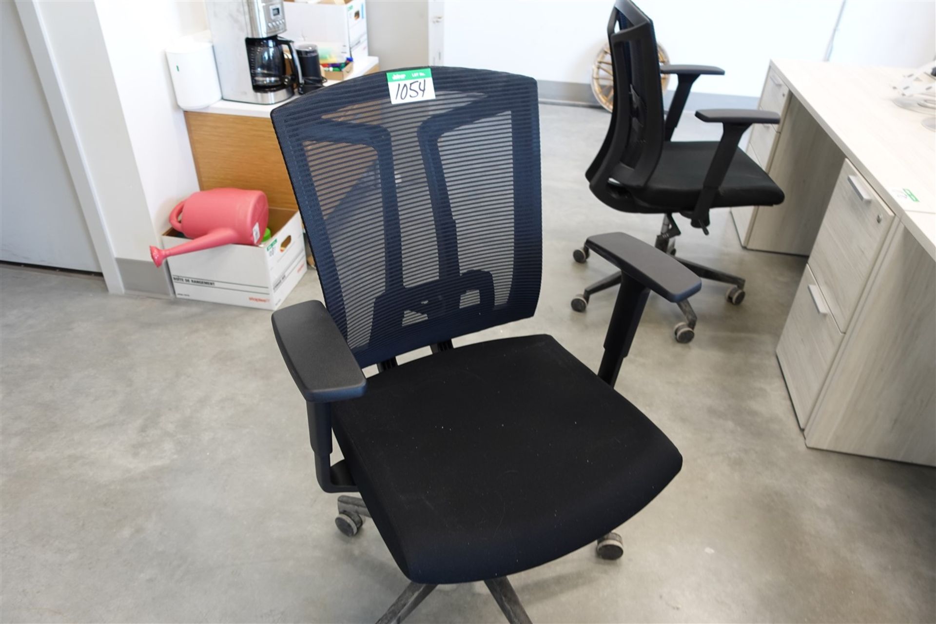 BLACK S/T OFFICE ARM CHAIR