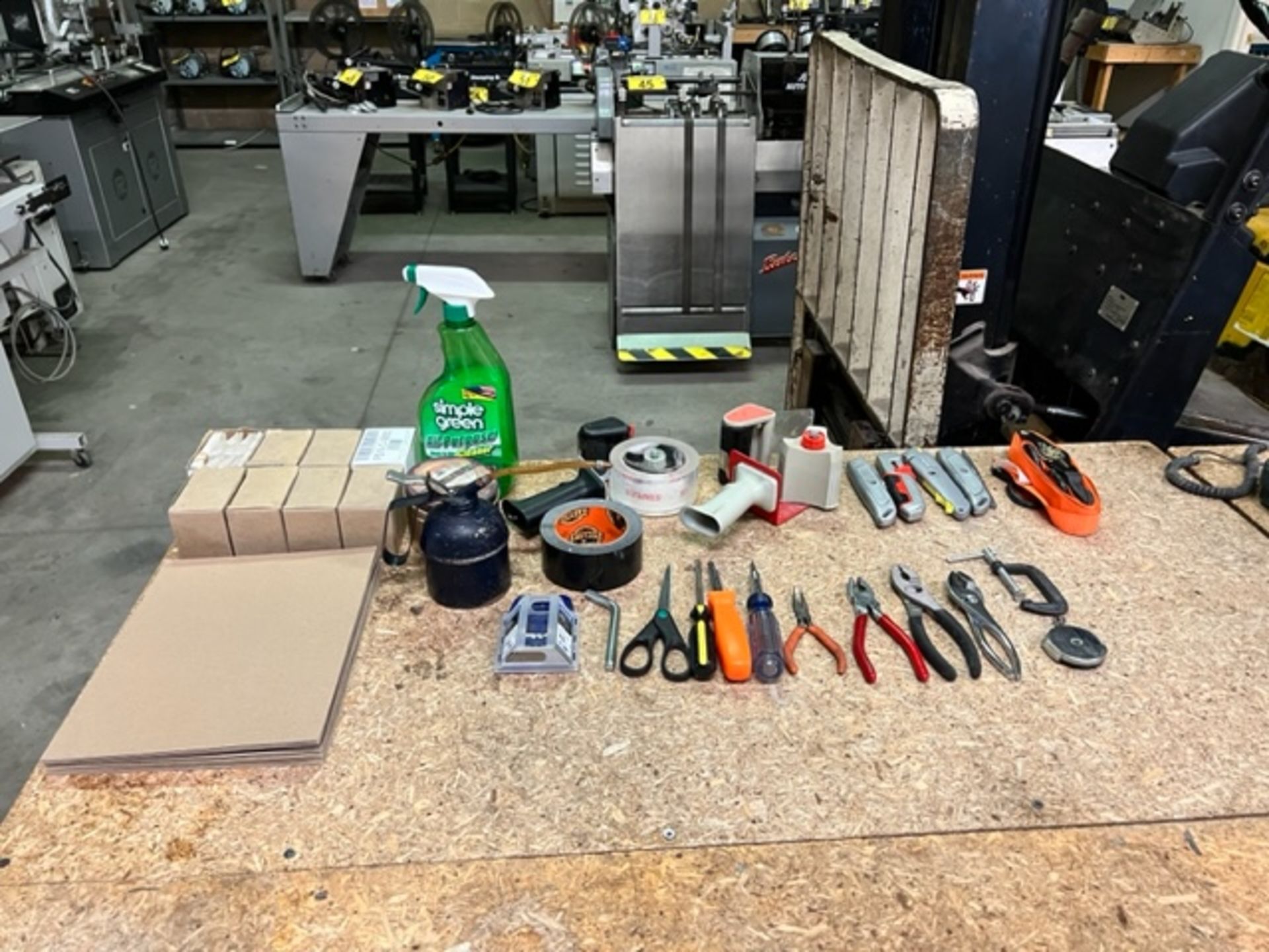 LOT: HAND TOOLS, TAPE GUNS & MISCELLANEOUS