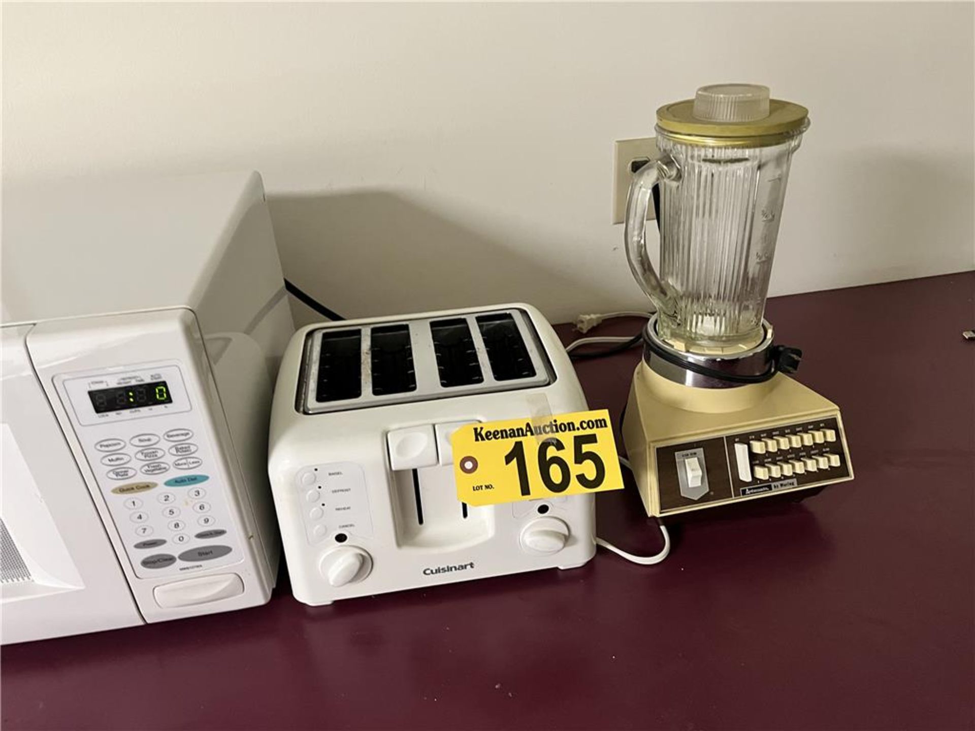 LOT: CUISINART 4-SLICE TOASTER, WARING AMBASSADOR BLENDER