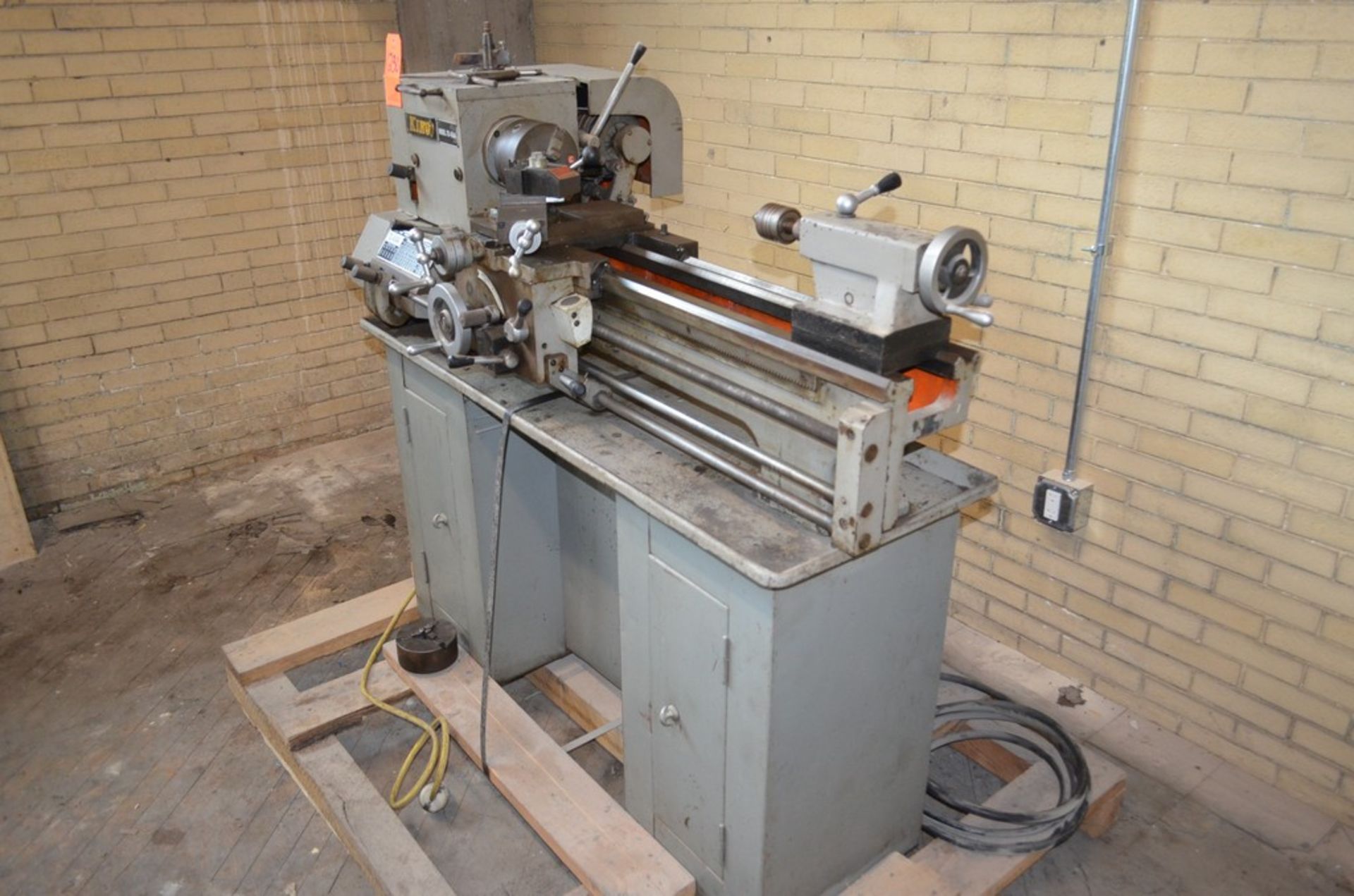 King TD45AA 10 in X 24 in Lathe with 5 in 3-Jaw Chuck,