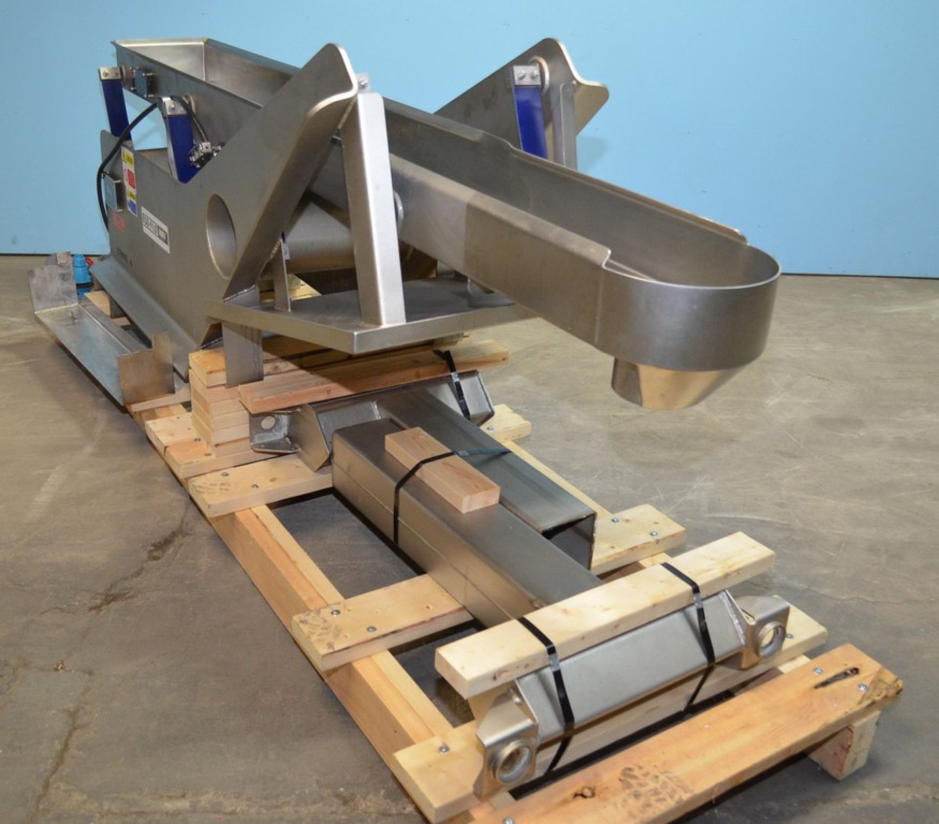 Key Technology Model S114322 Iso-Flow 12 in W x 102 in L S/S Vibratory Conveyor. 12 in W Mid-Pan