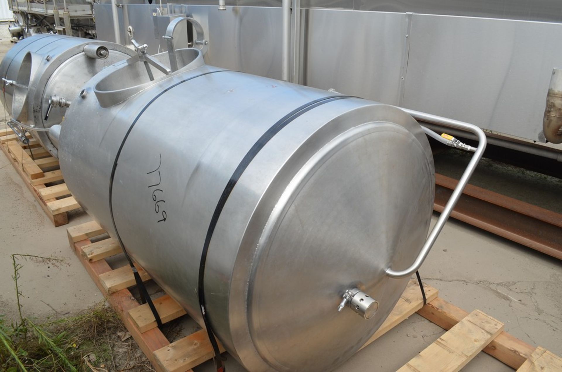 8.5 BBL (1,000 Liter/265 Gallons) Cote Manufacturing Vertical S/S Jacketed Brite Tank. Dome Top,