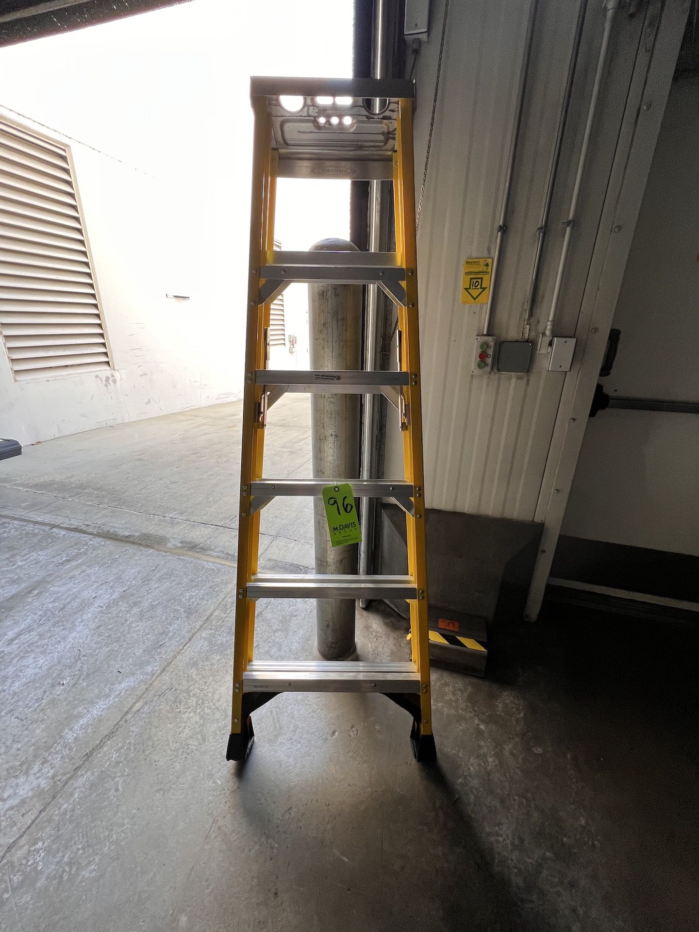 INDUSTRIAL PERFORMANCE 6 FT LADDER (RIGGING & SIMPLE LOADING FEE $10.00) (NOTE: DOES NOT INCLUDE