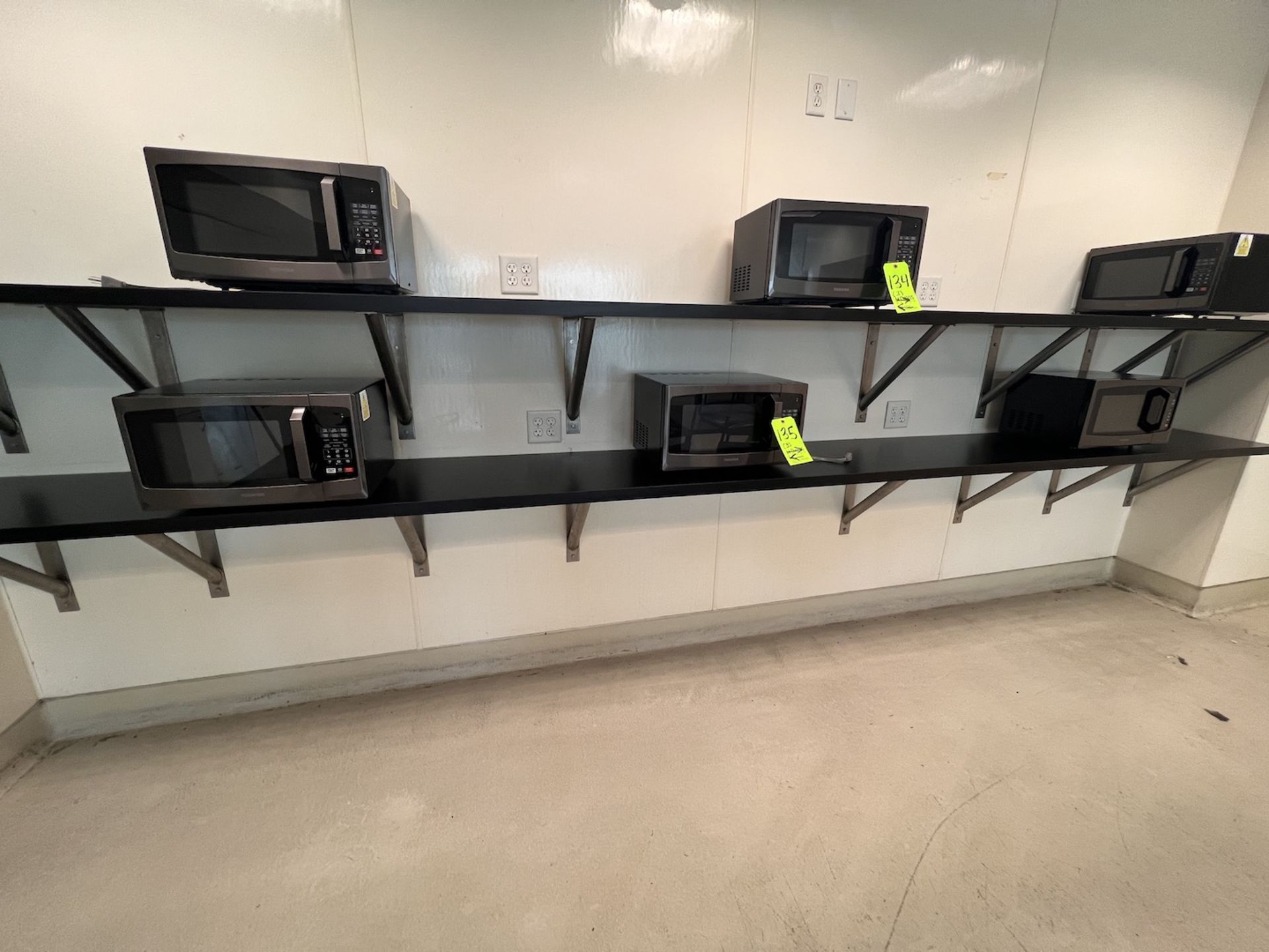 (2) TOSHIBA MICROWAVES (RIGGING & SIMPLE LOADING FEE $20.00) (NOTE: DOES NOT INCLUDE SKIDDING OR