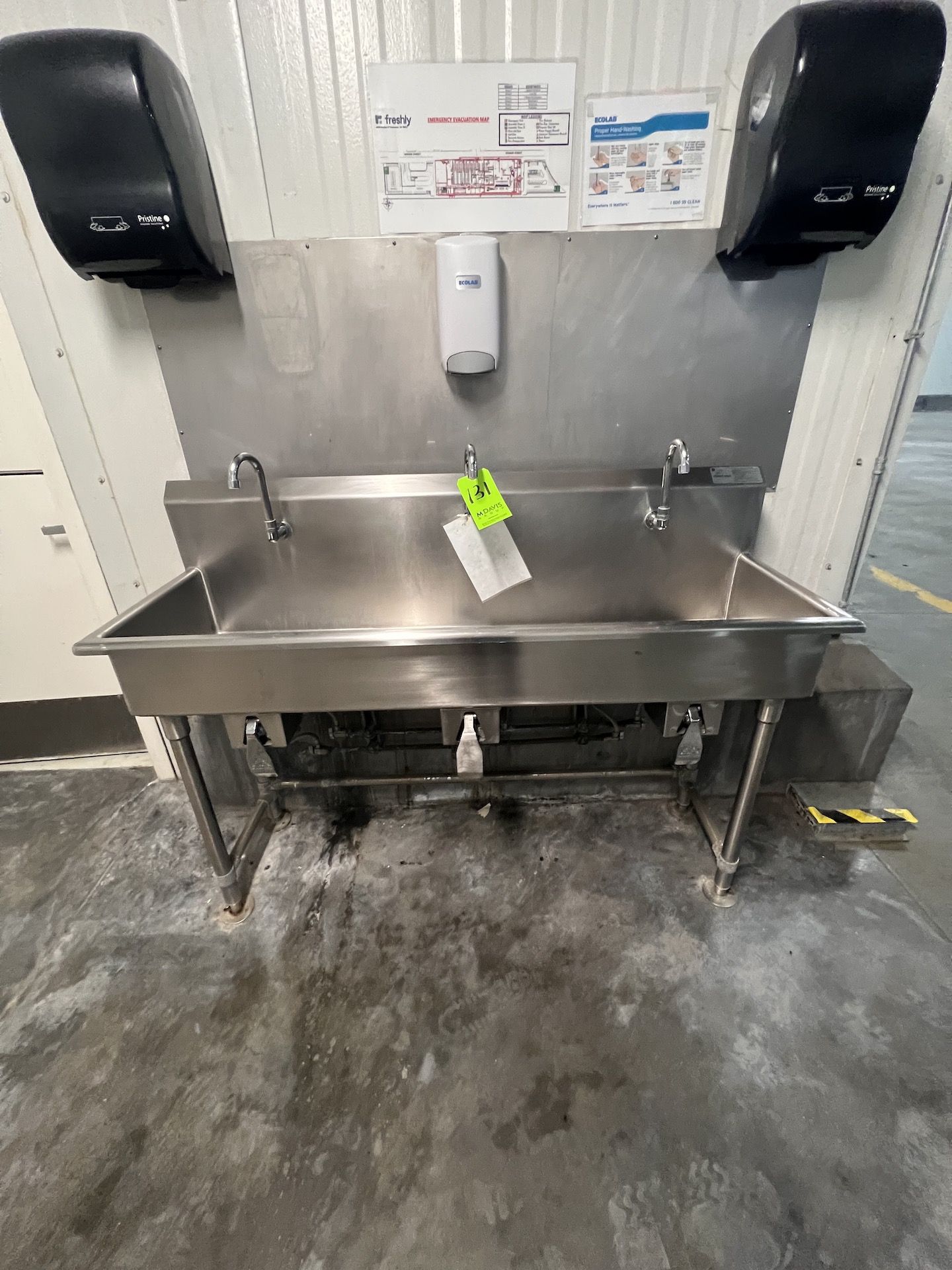 ADVANCE TABCO S/S SINK, APPROX. 58 IN L (RIGGING & SIMPLE LOADING FEE $100.00) (NOTE: DOES NOT