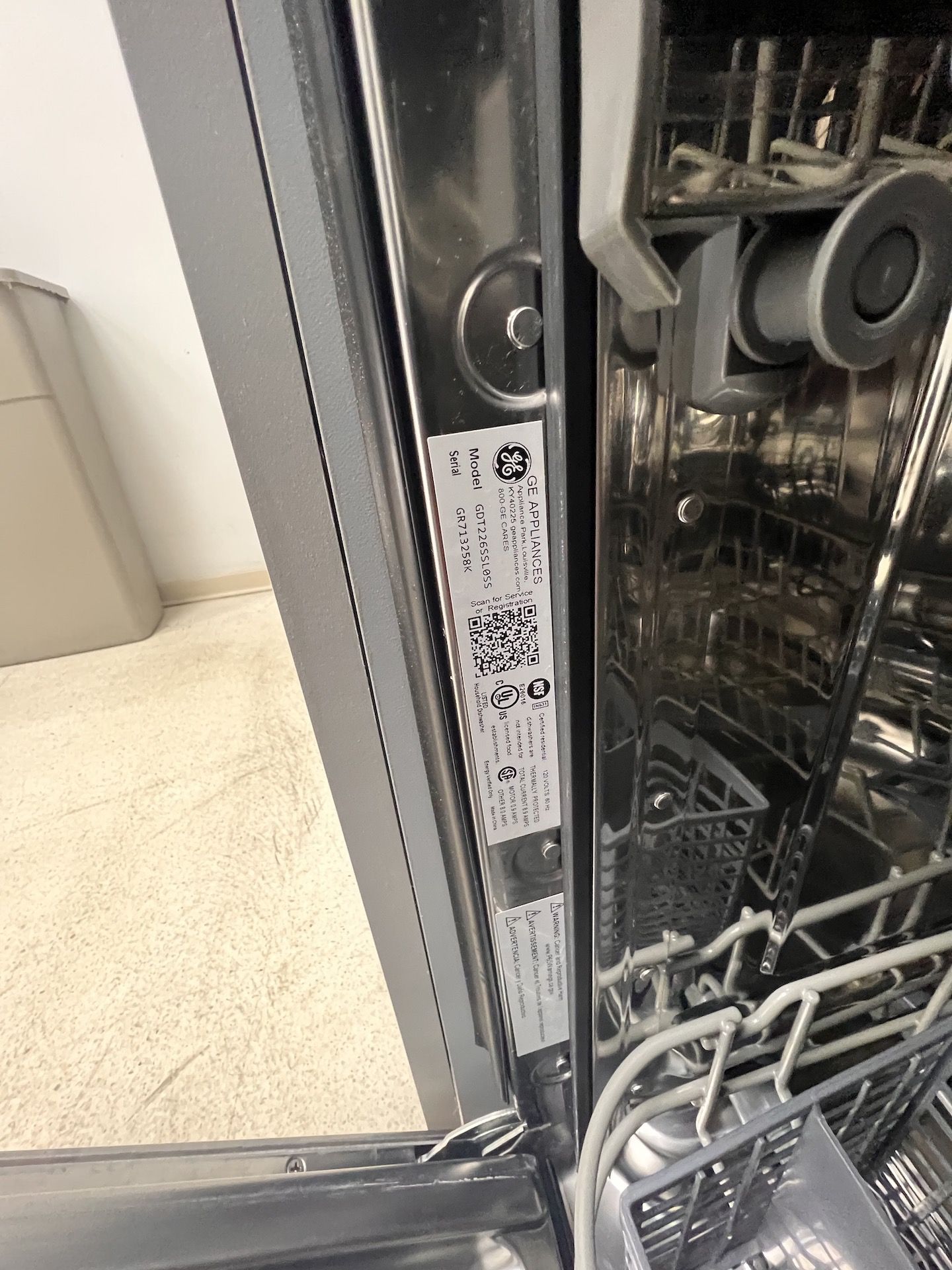 GE APPLIANCES DISHWASHER (RIGGING & SIMPLE LOADING FEE $50.00) (NOTE: DOES NOT INCLUDE SKIDDING - Image 3 of 4