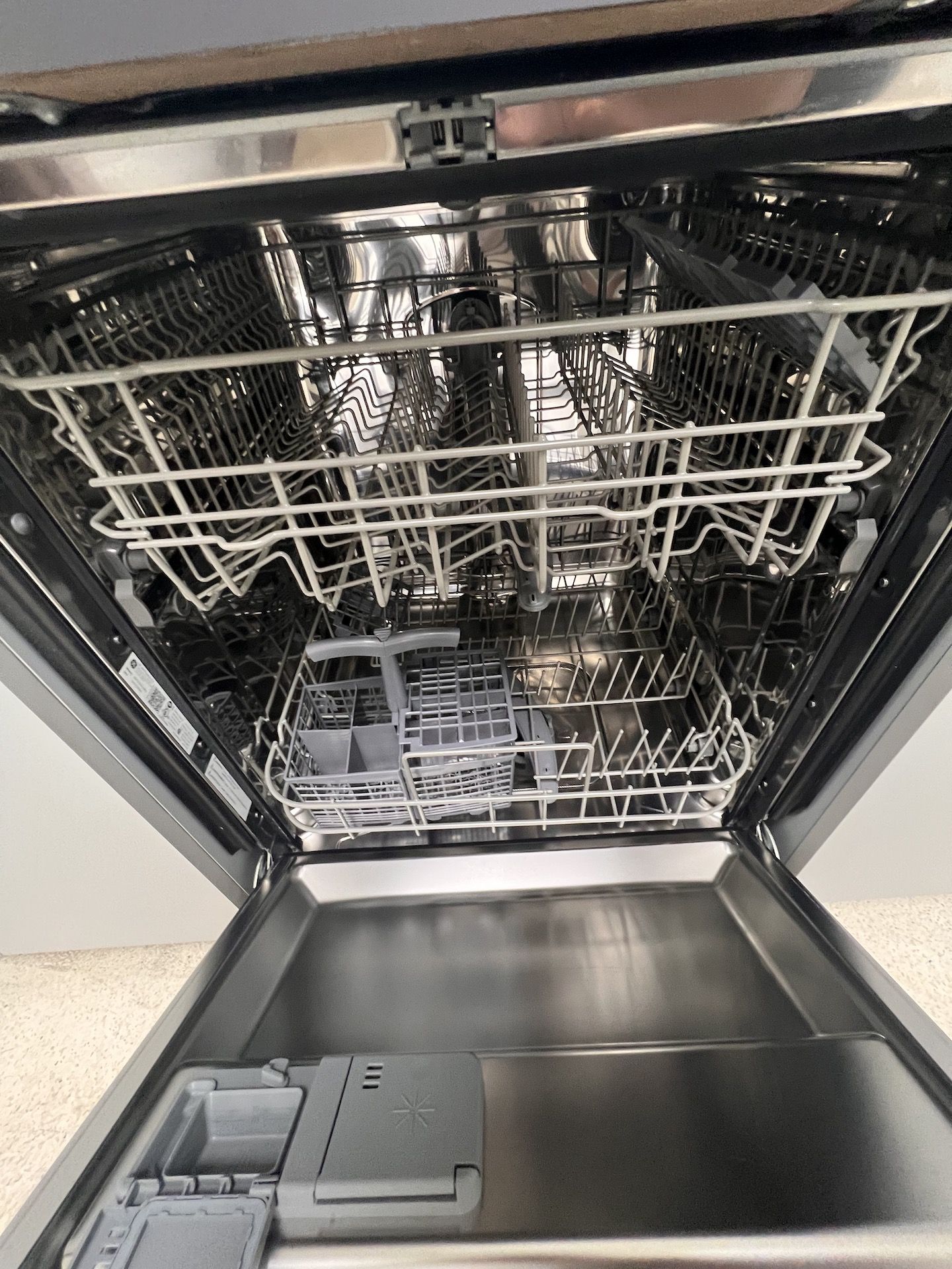 GE APPLIANCES DISHWASHER (RIGGING & SIMPLE LOADING FEE $50.00) (NOTE: DOES NOT INCLUDE SKIDDING - Image 4 of 4