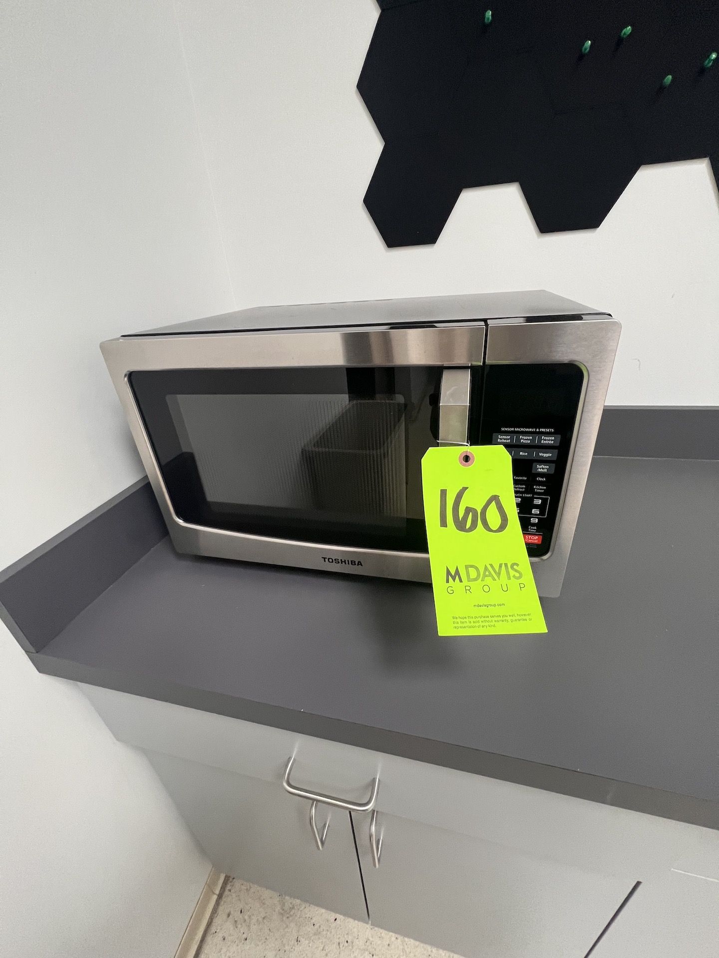 TOSHIBA MICROWAVE (RIGGING & SIMPLE LOADING FEE $20.00) (NOTE: DOES NOT INCLUDE SKIDDING OR