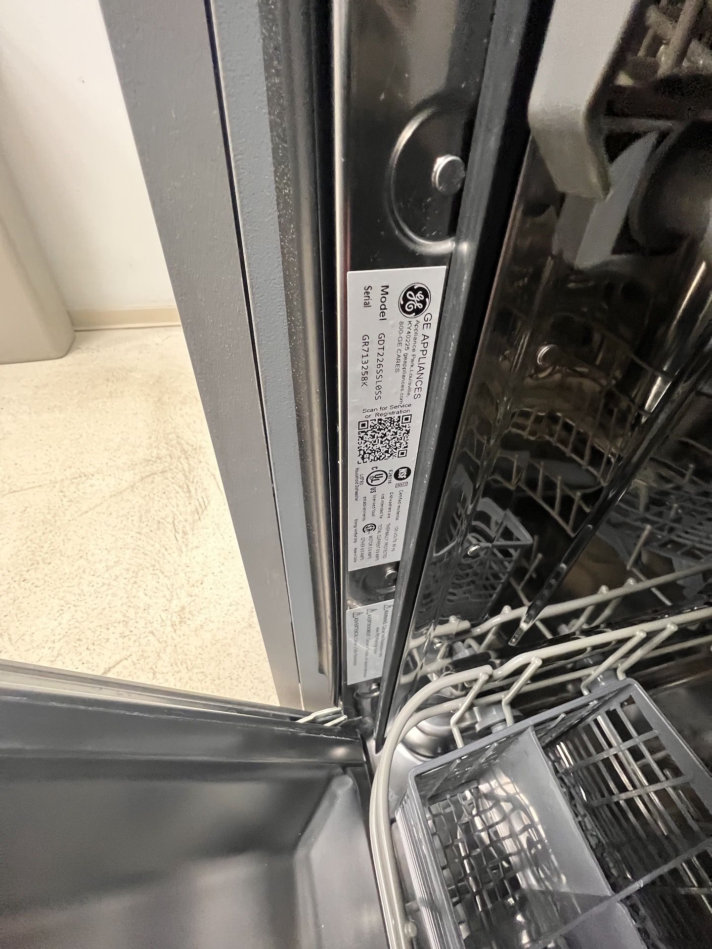 GE APPLIANCES DISHWASHER (RIGGING & SIMPLE LOADING FEE $50.00) (NOTE: DOES NOT INCLUDE SKIDDING - Image 2 of 4