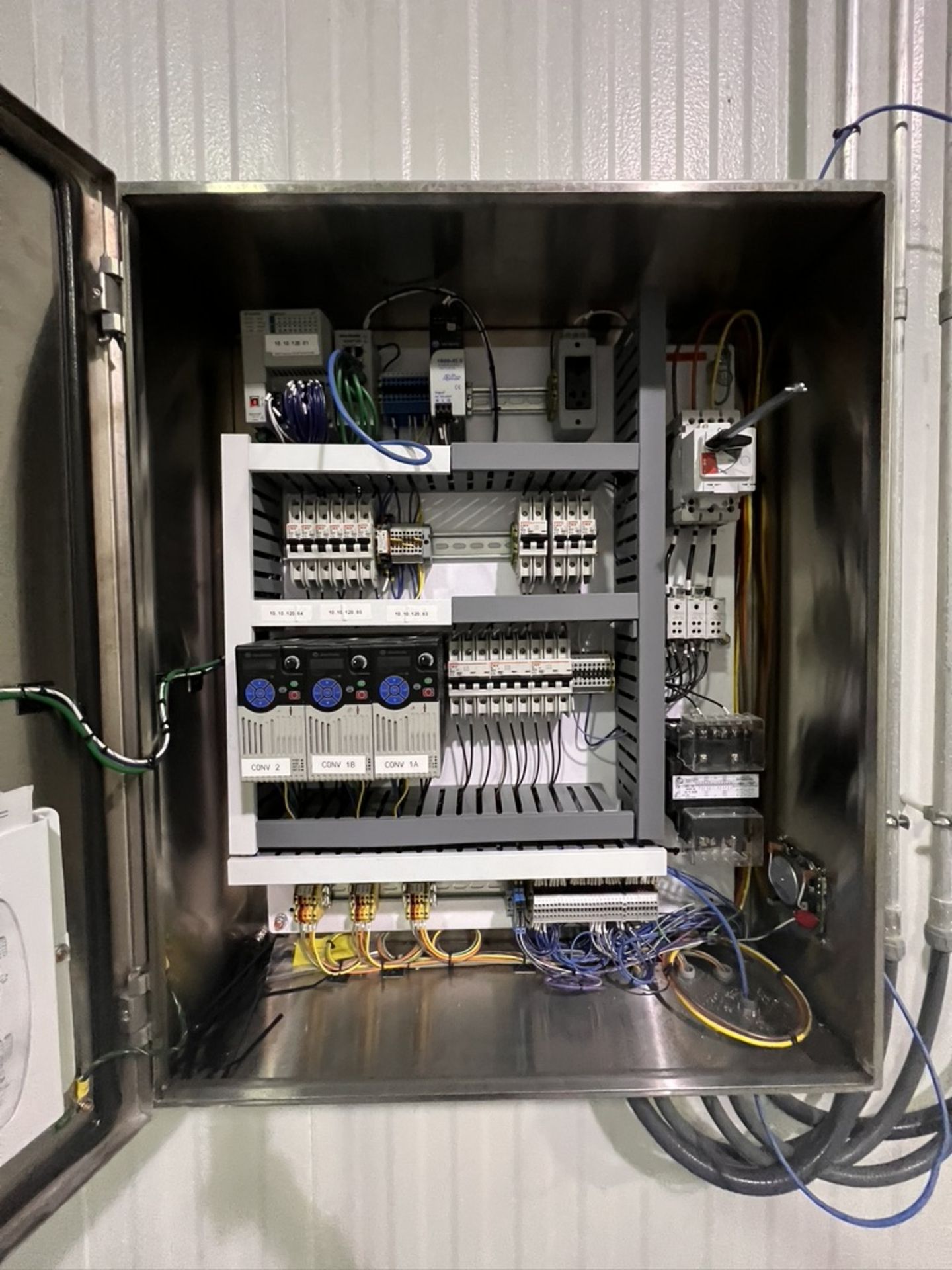 2020 SINGLE-DOOR S/S CONTROL CABINET, INCLUDES ALLEN BRADLEY PANELVIEW PLUS 7 HMI OPERATOR - Image 4 of 8