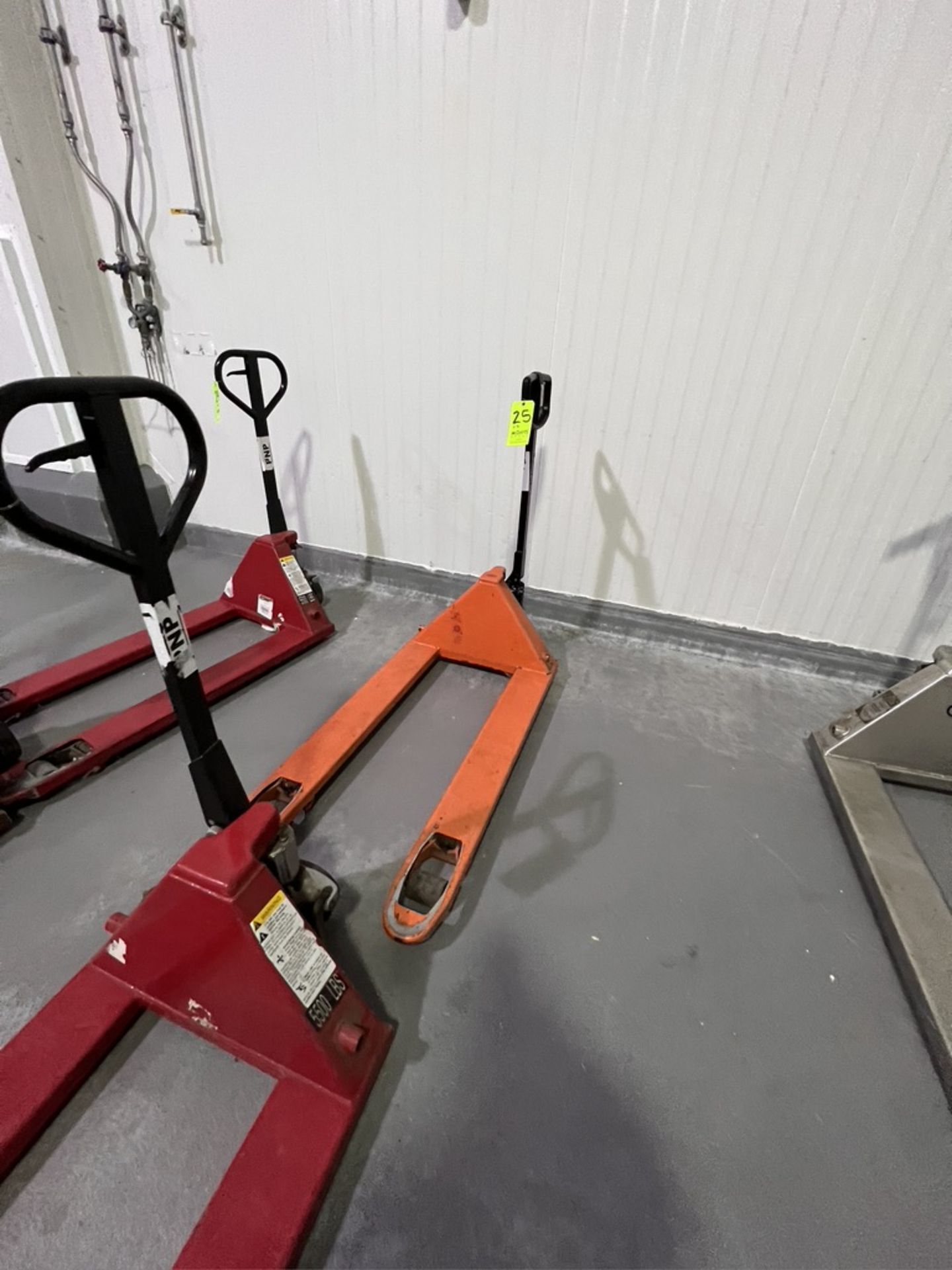 (2) ULINE PNEUMATIC PALLET JACKS (RIGGING & SIMPLE LOADING FEE $25.00) (NOTE: DOES NOT INCLUDE - Image 2 of 3