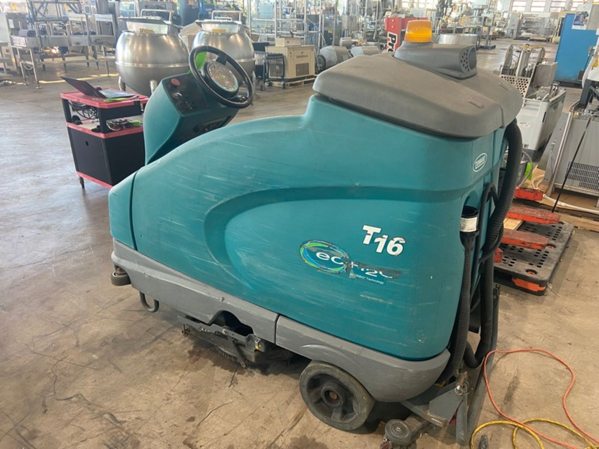 Tennant Sit-Down Floor Scrubber,-M/N T-16, S/N T16-23389, 3144 GVW, 1,426 lbs.(NOTE: Battery Needs - Bild 3 aus 9