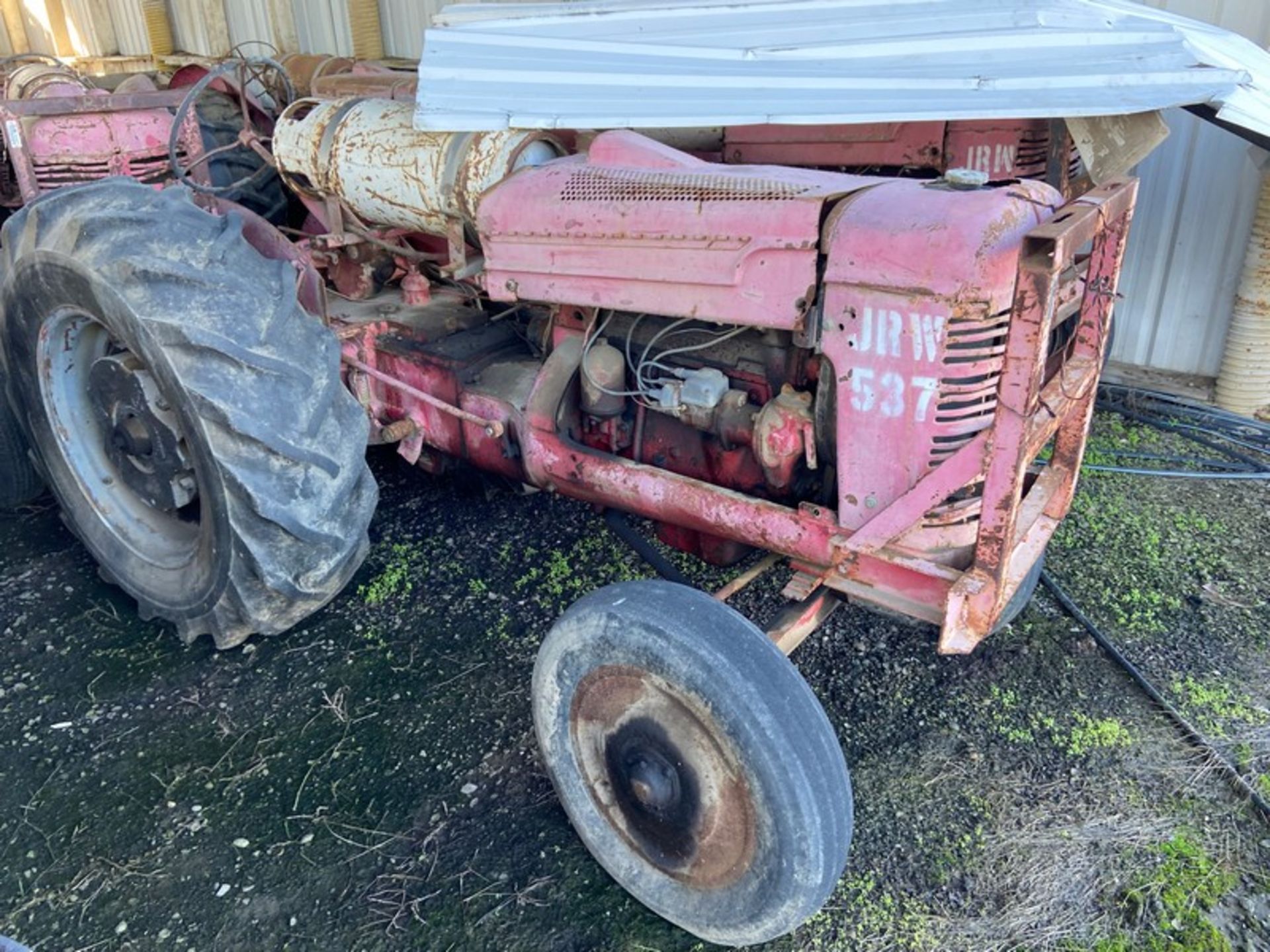 JRW Tractor (Unit 537)(LOCATED IN ATWATER, CA)