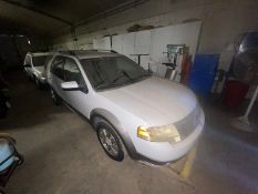 White Ford Taurus X (LOCATED IN ATWATER, CA)