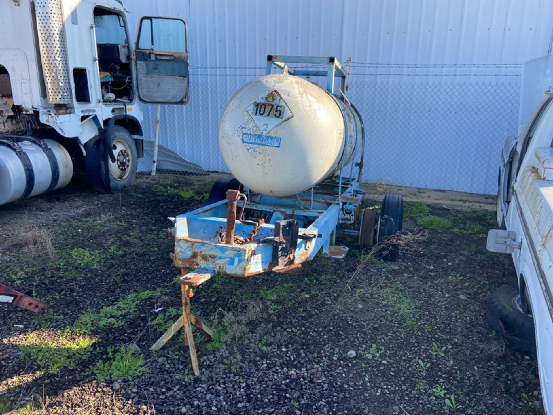 Propane Tank On Portable Trailer (LOCATED IN ATWATER, CA)