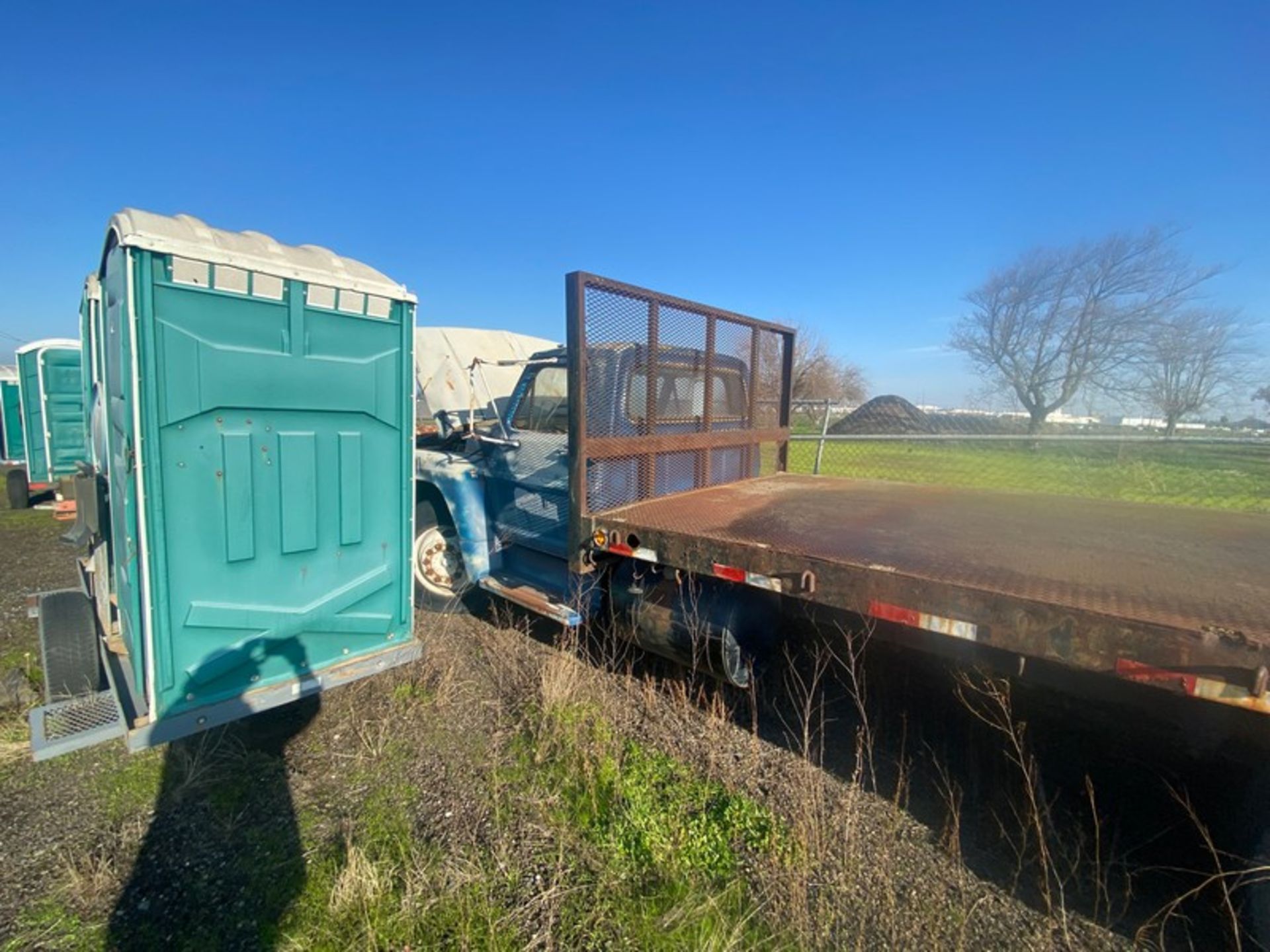 Straight Truck, with Flatbed (LOCATED IN ATWATER, CA) - Bild 4 aus 8