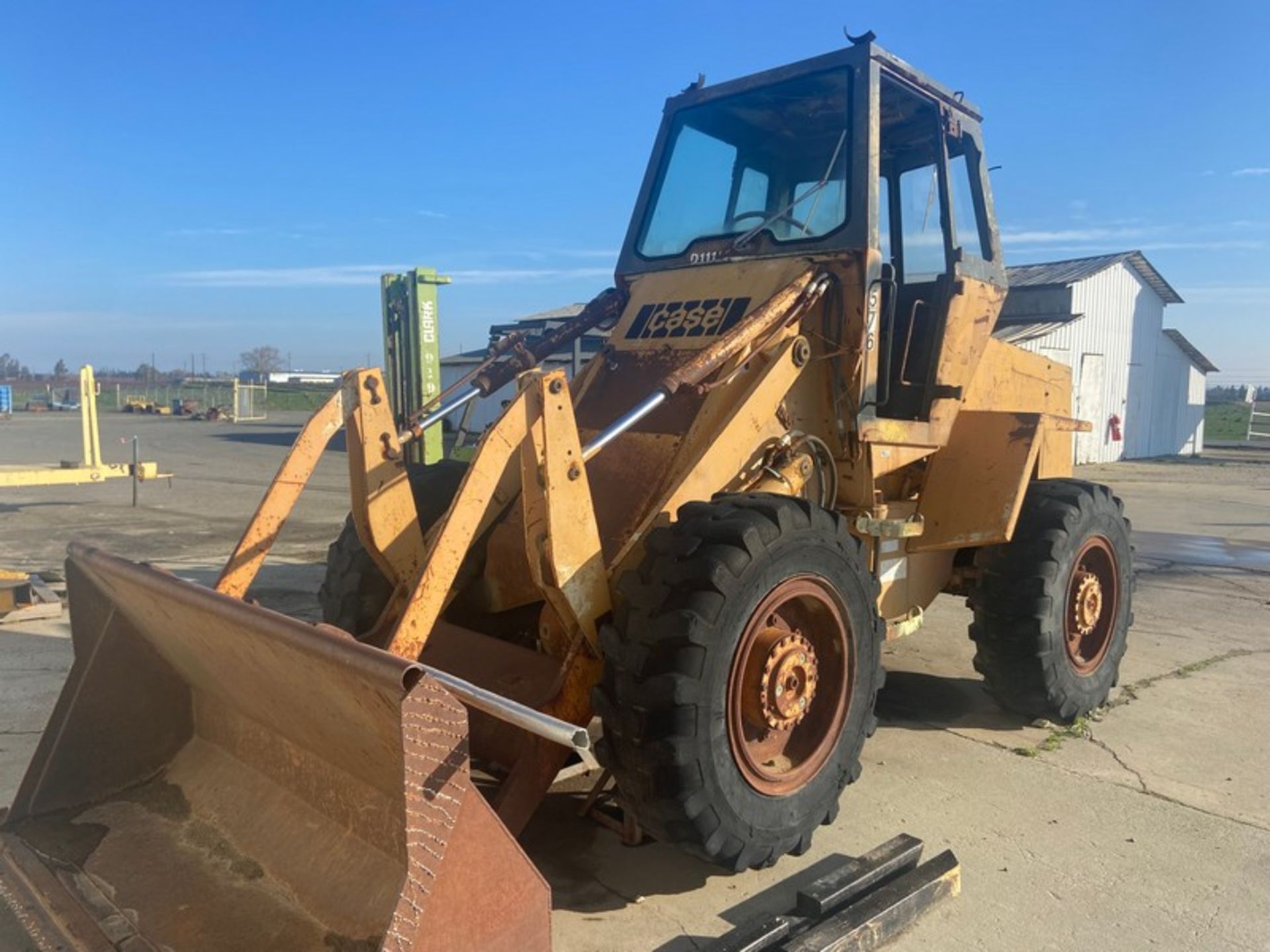 Case High Lift with Bucket Attachment (LOCATED IN ATWATER, CA) - Bild 2 aus 6