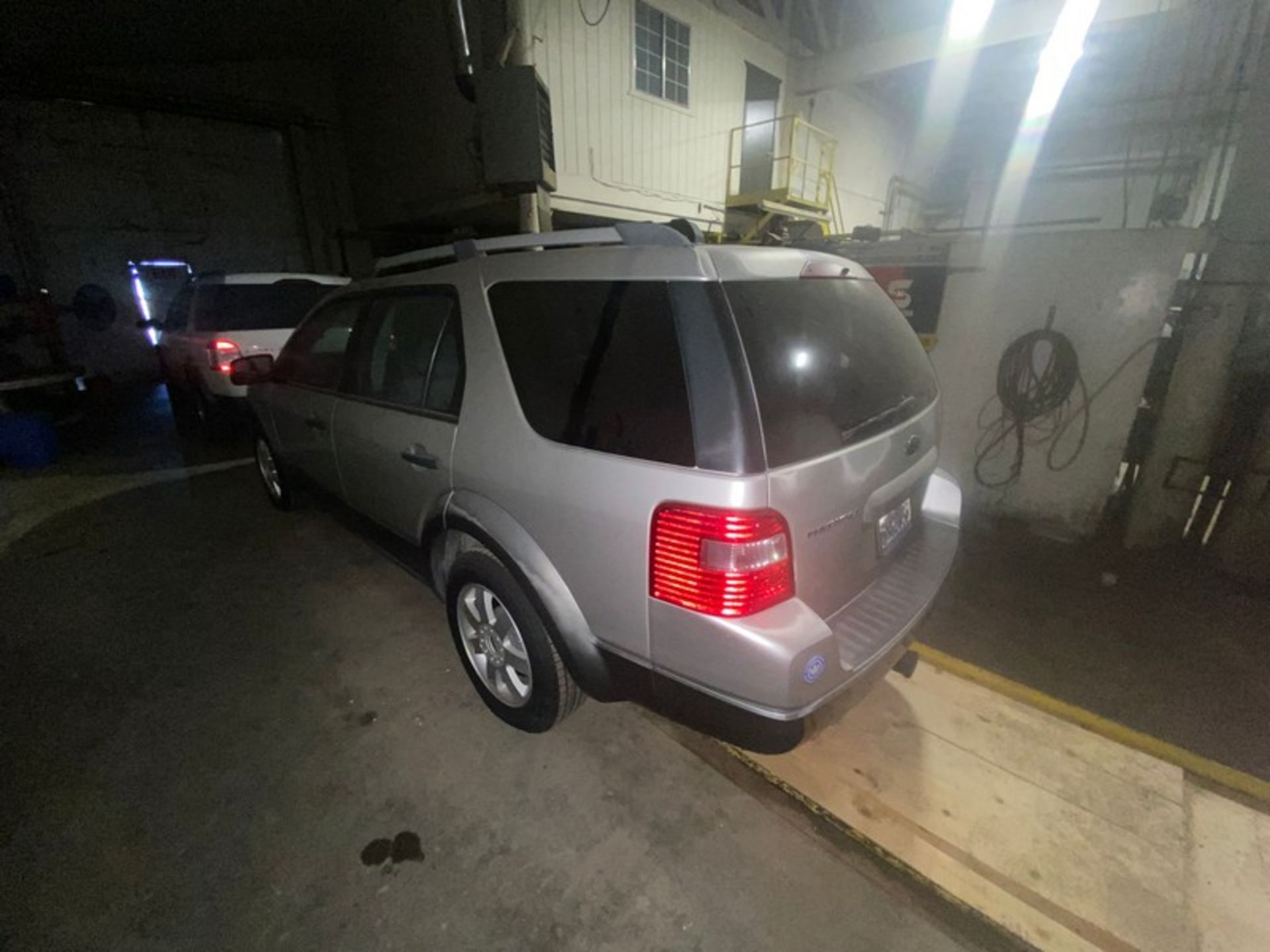 2005 Gray Ford Taurus (LOCATED IN ATWATER, CA) - Image 2 of 9